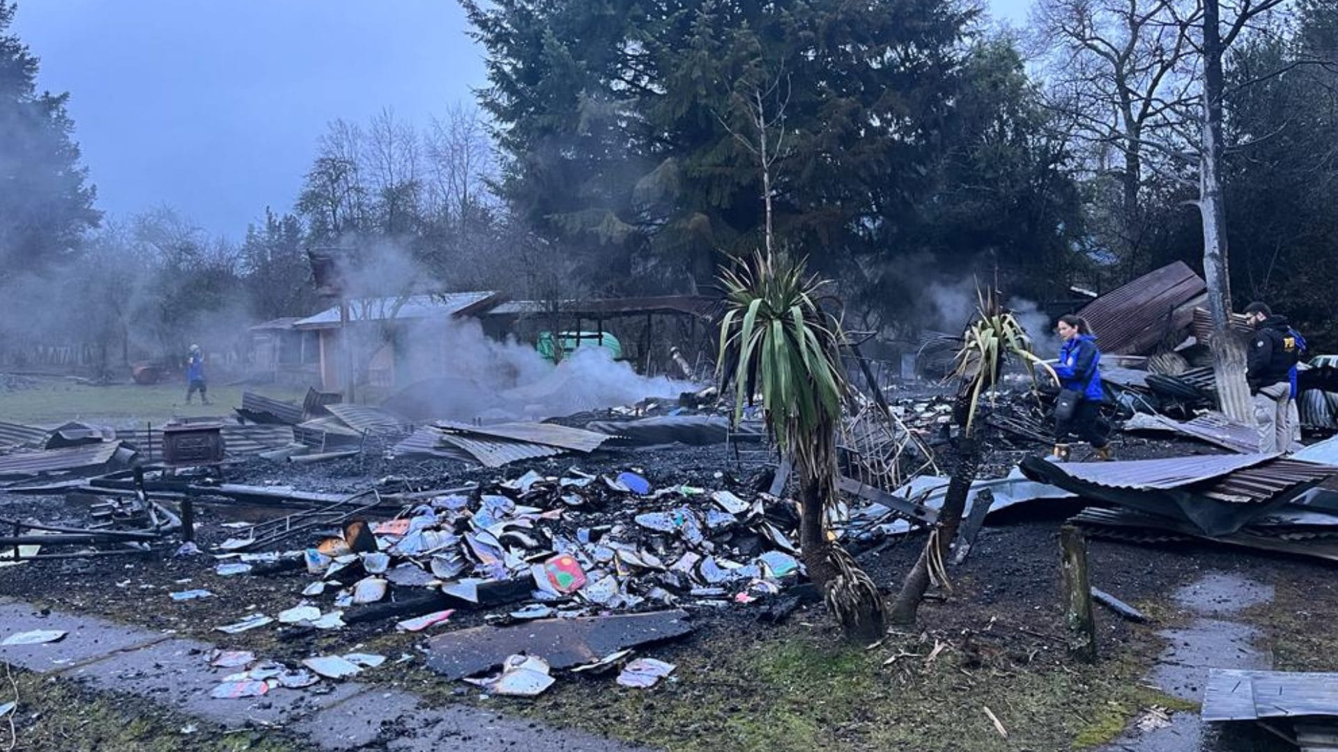 Ataque incendiario destruyó escuela en La Araucanía: Fuego casi se propaga a una iglesia