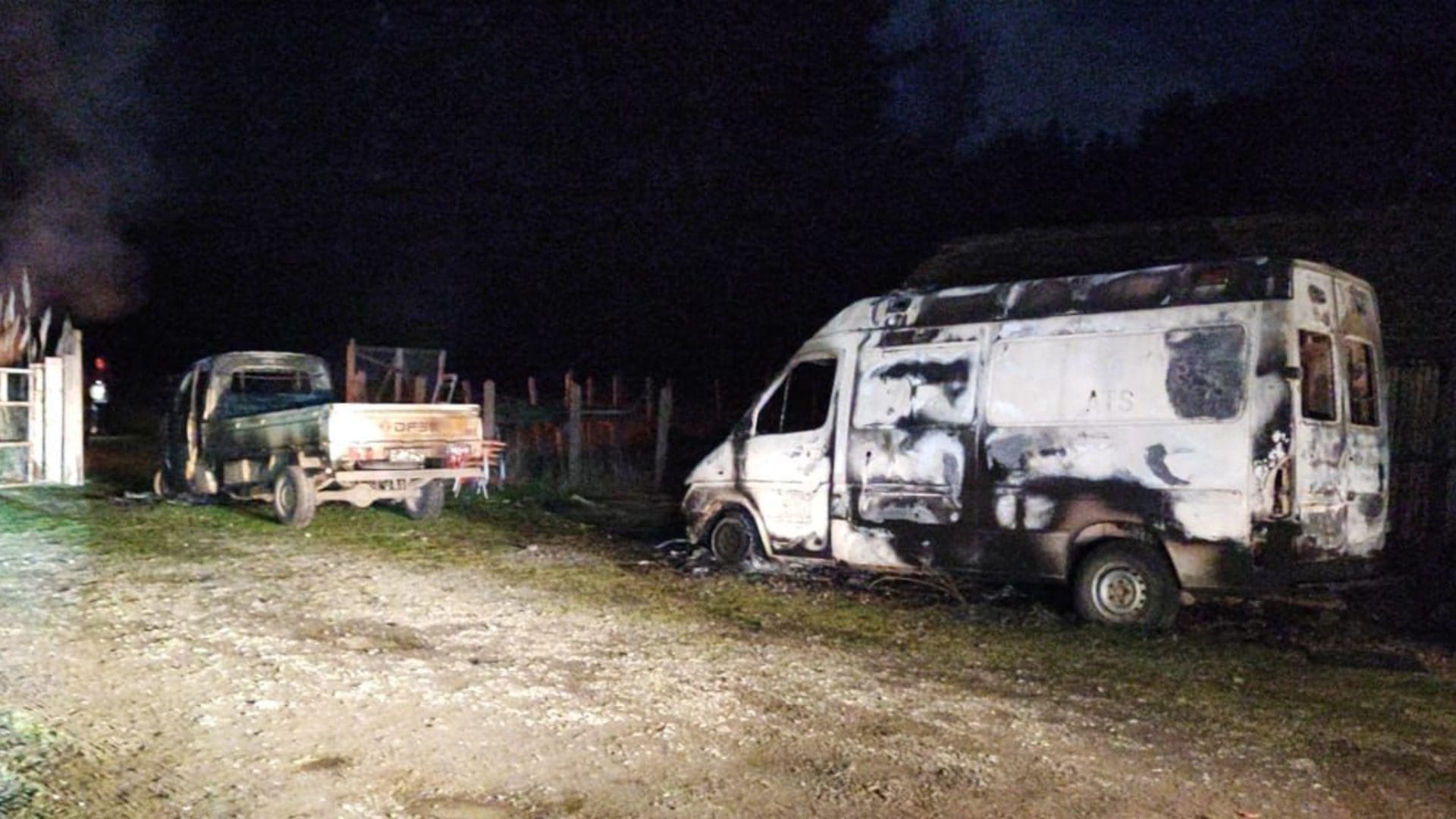 Ataque incendiario arrasó con posta, escuela e iglesia en La Araucanía: Paramédico resultó con lesiones al intentar apagar el fuego