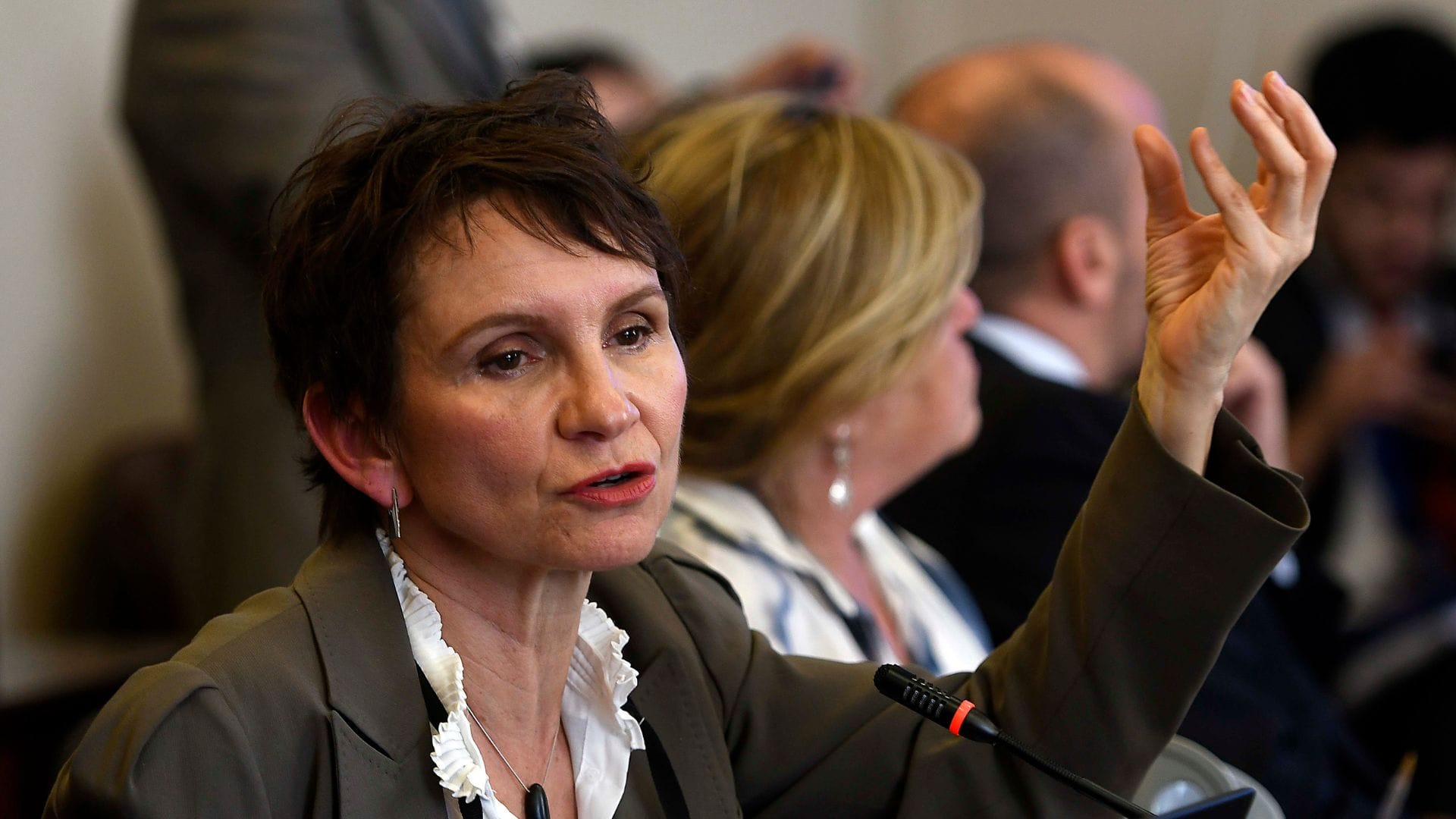 Editorial: Ministra Toha golpea la mesa a las FFFAA