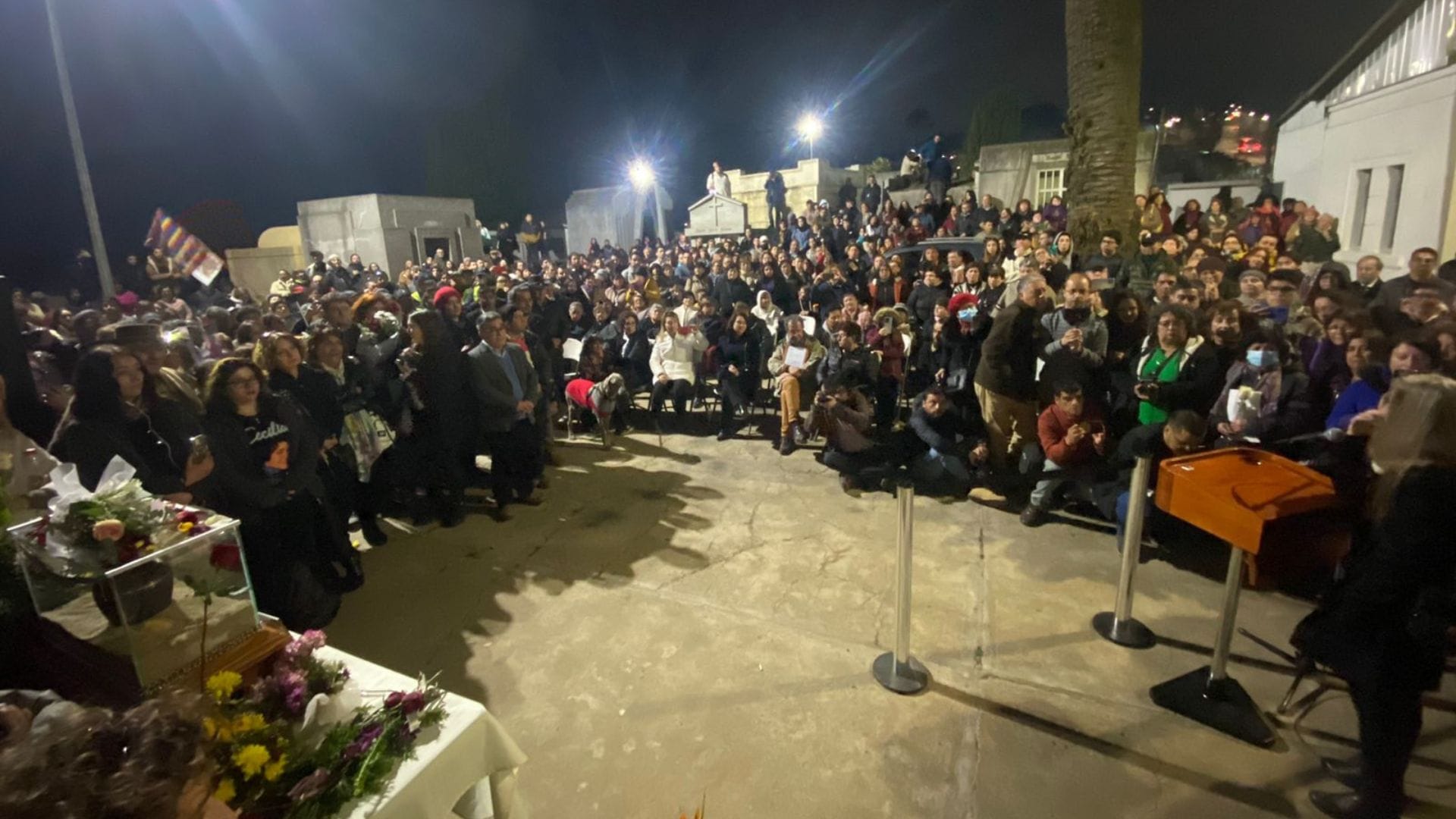 Con fuegos artificiales y multitudinario funeral despidieron a Cecilia en Tomé