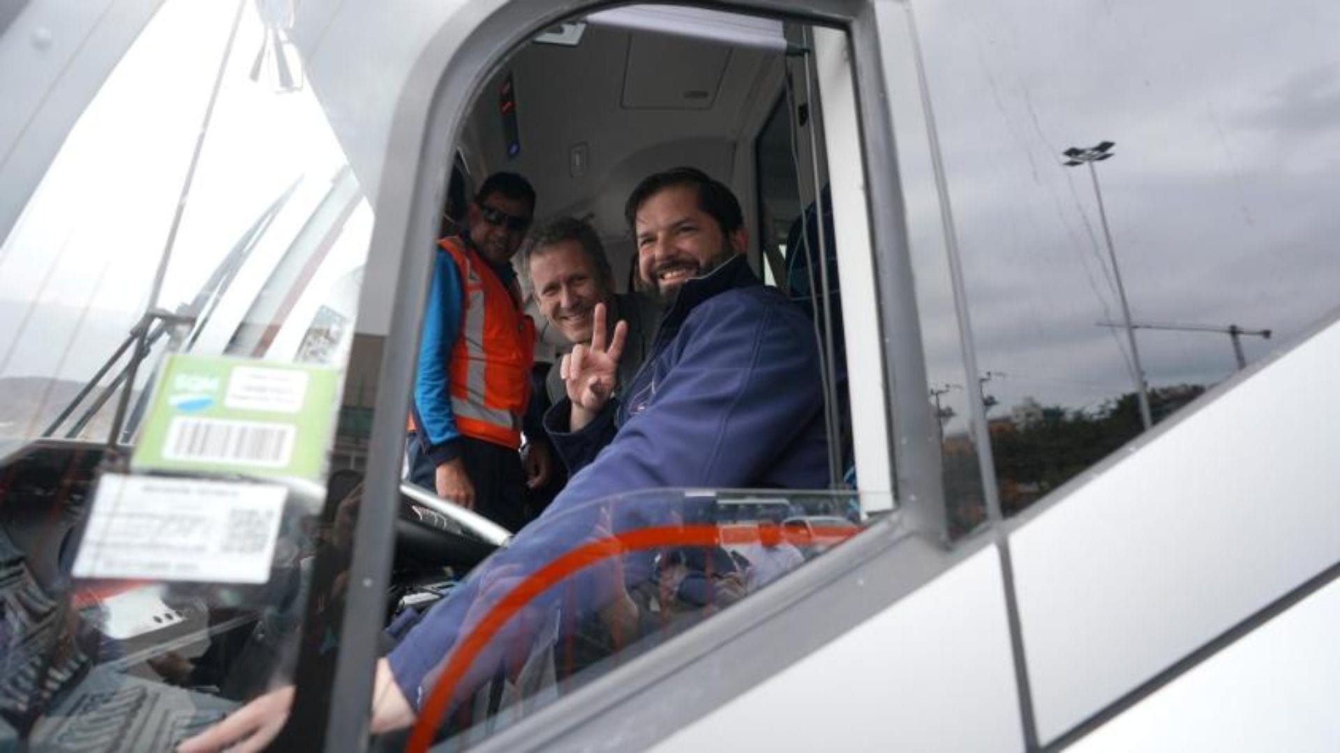 Denuncian a Presidente Boric tras manejar autobús eléctrico en Antofagasta