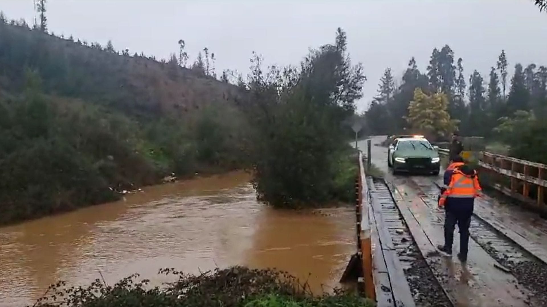 Reportan al menos cuatro viviendas inundadas por desborde de canal en Hualqui