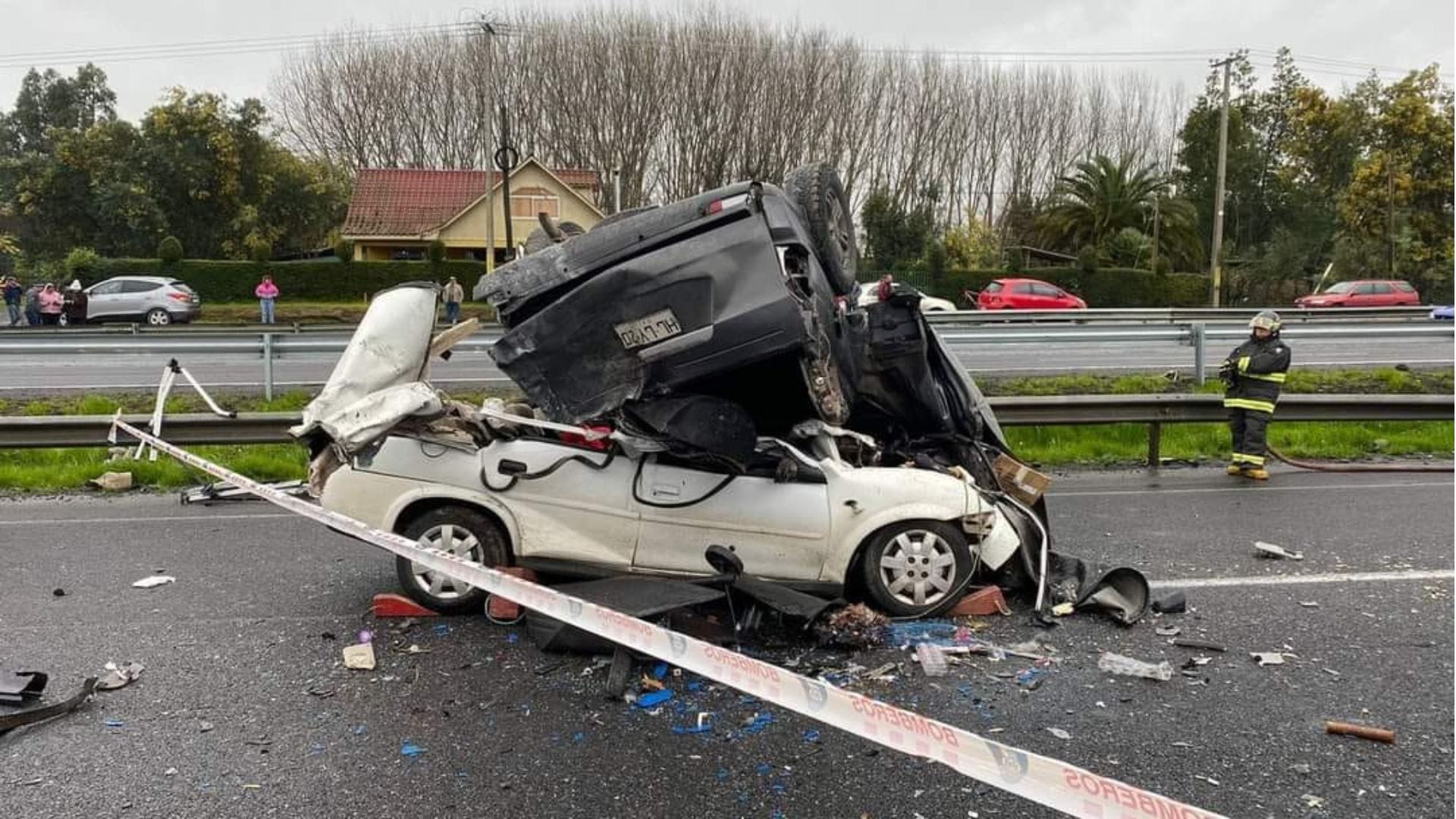 Cuatro fallecidos tras choque frontal entre dos vehículos en la Ruta 5 Sur
