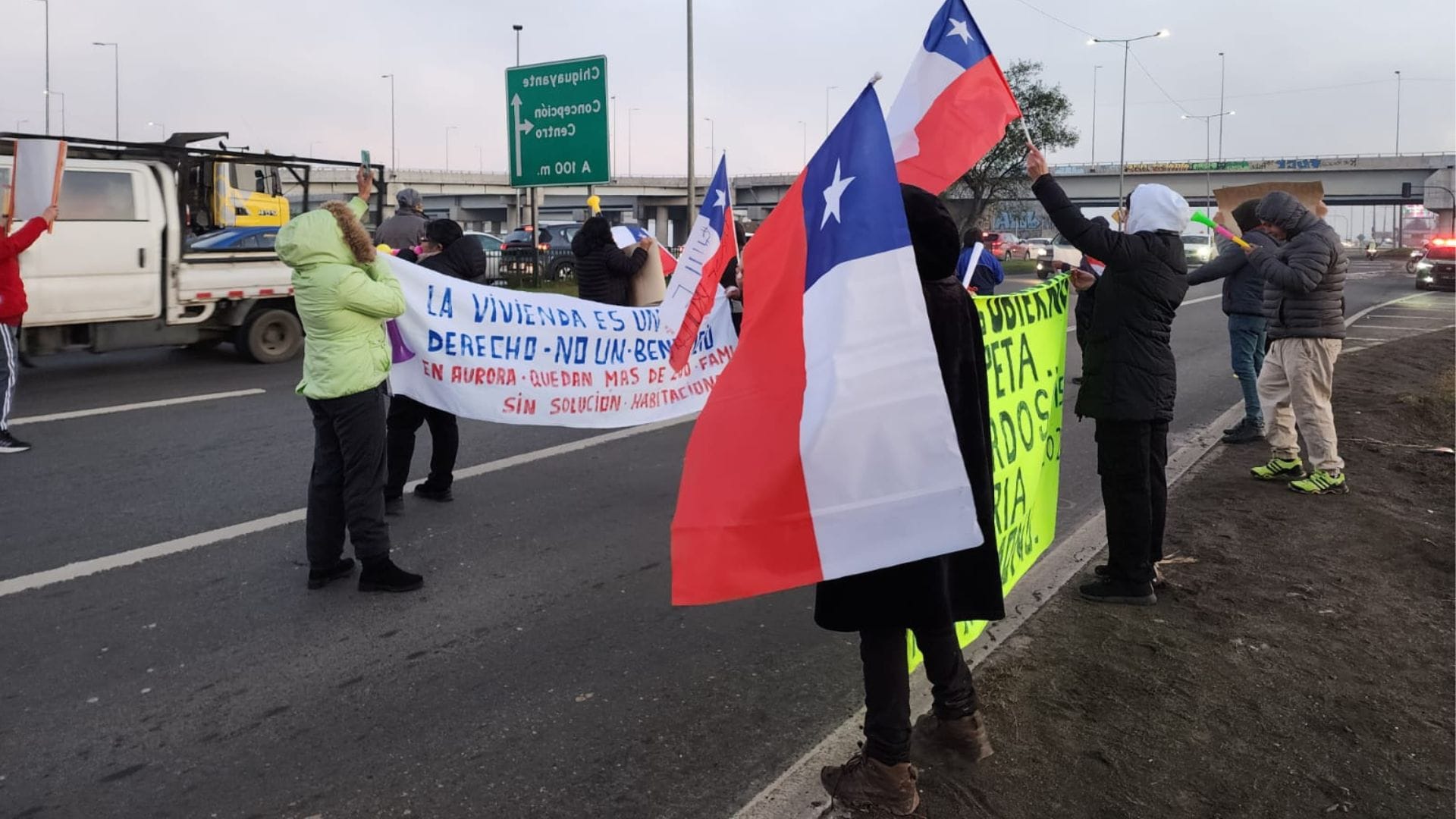 “250 millones pa’ calzones, 0 pa’ las poblaciones”: Protesta de vecinos con barricadas genera alta congestión en Costanera con Esmeralda