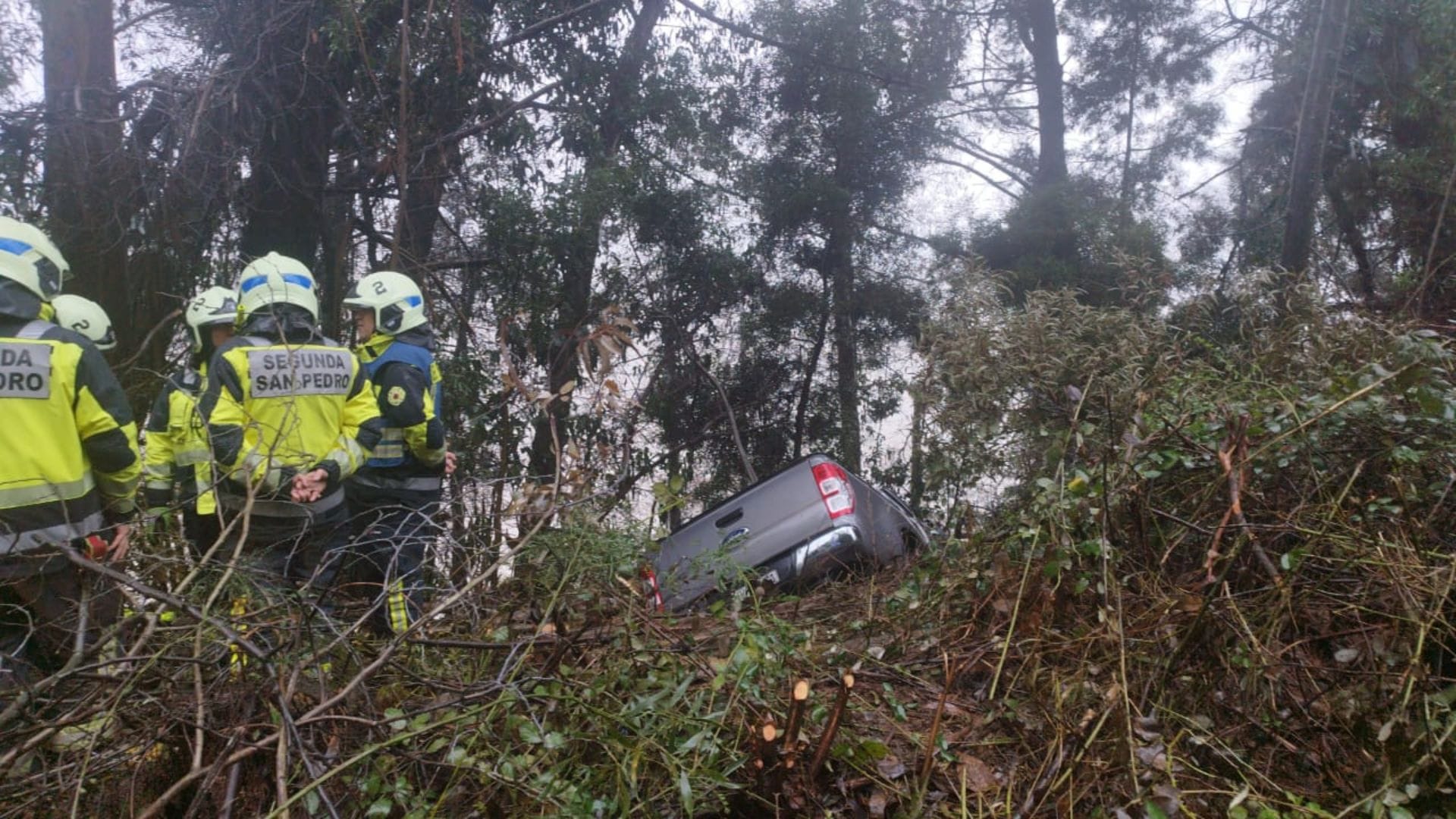 Camioneta desbarrancó y volcó en Ruta de la Madera: Un fallecido y tres lesionados