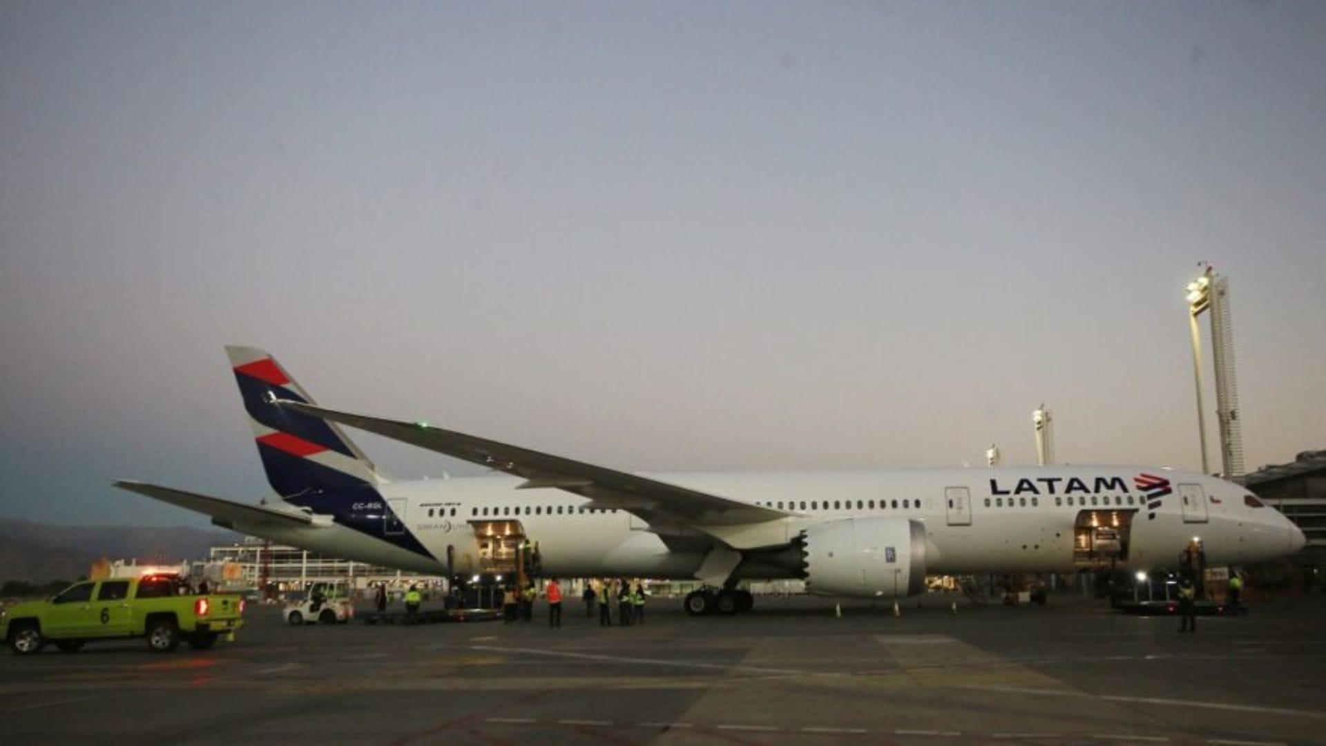 Confirman muerte de piloto Latam tras sufrir problemas de salud en pleno vuelo de Miami a Santiago