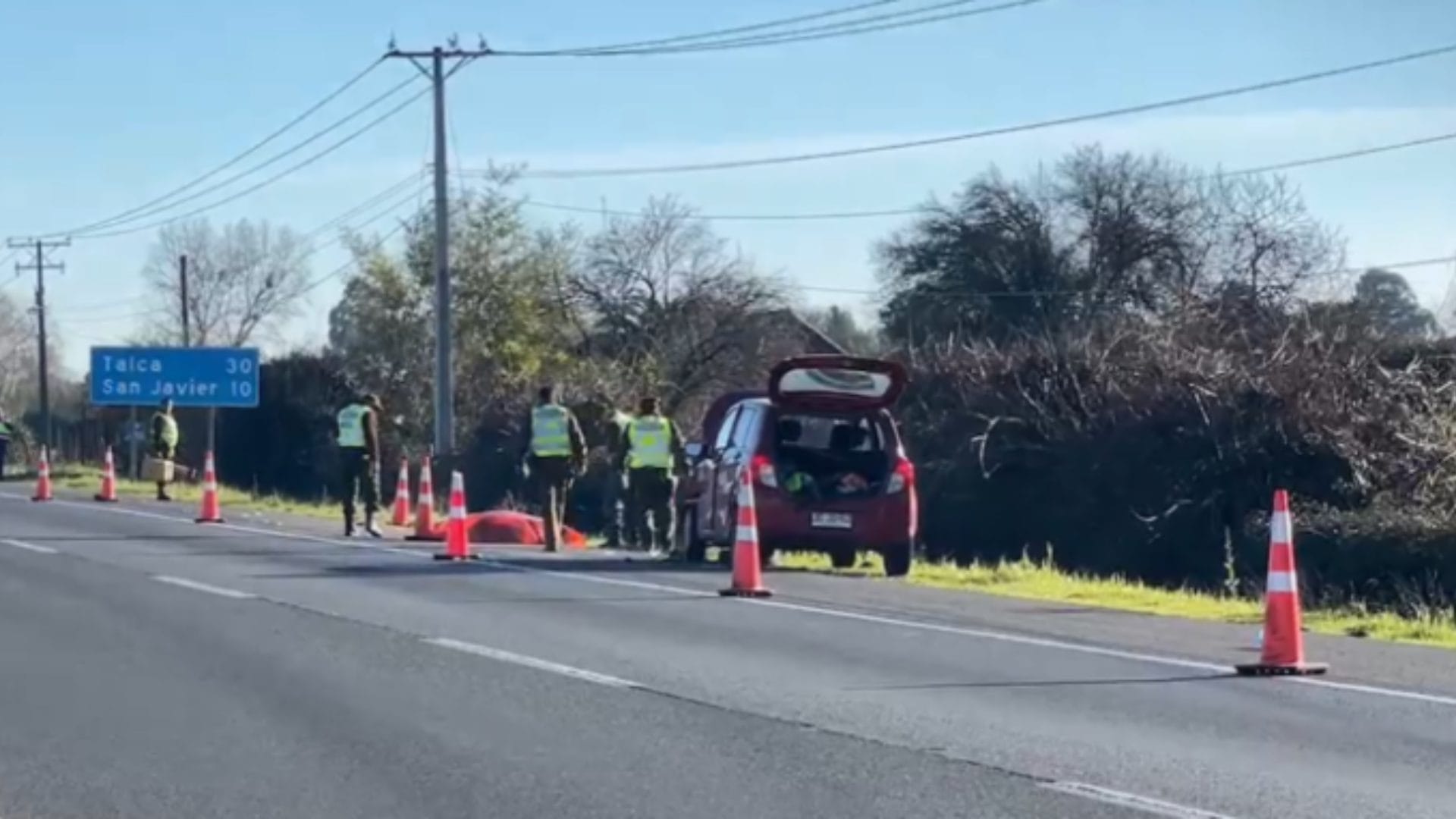 Fatal accidente en la Ruta 5 Sur deja dos fallecidos: se bajaron a revisar un neumático