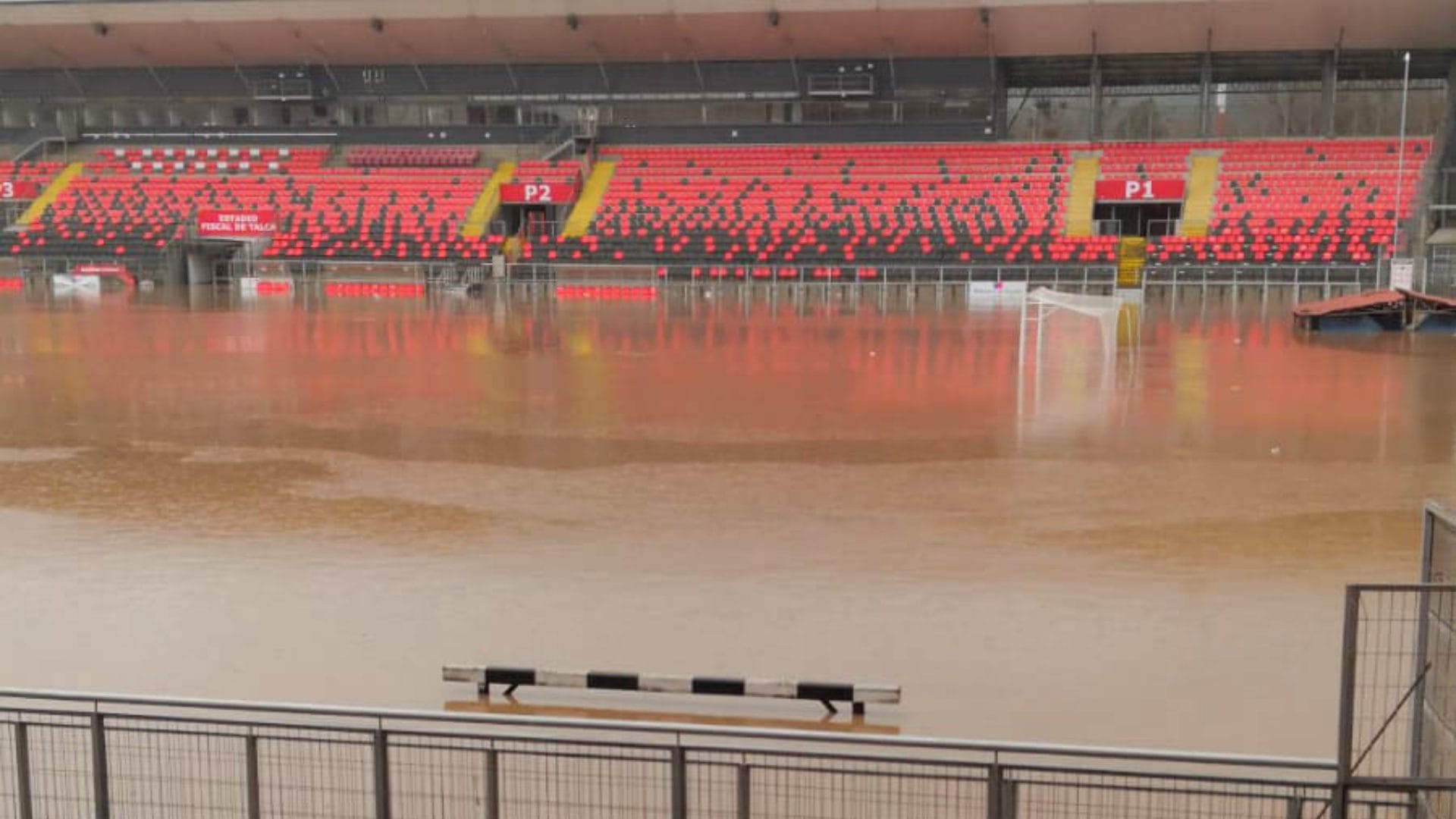 Estadio Fiscal de Talca quedó completamente inundado tras desborde del Río Claro