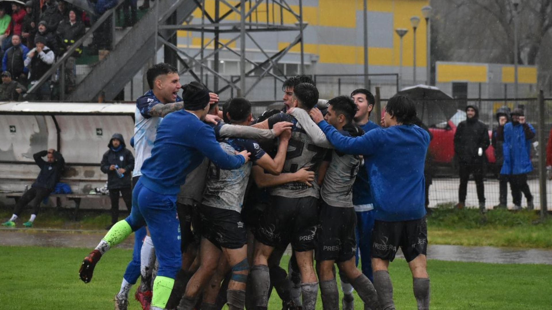 Naval de Talcahuano rescató un valioso empate ante Constitución Unido que le permite seguir firme por el ascenso