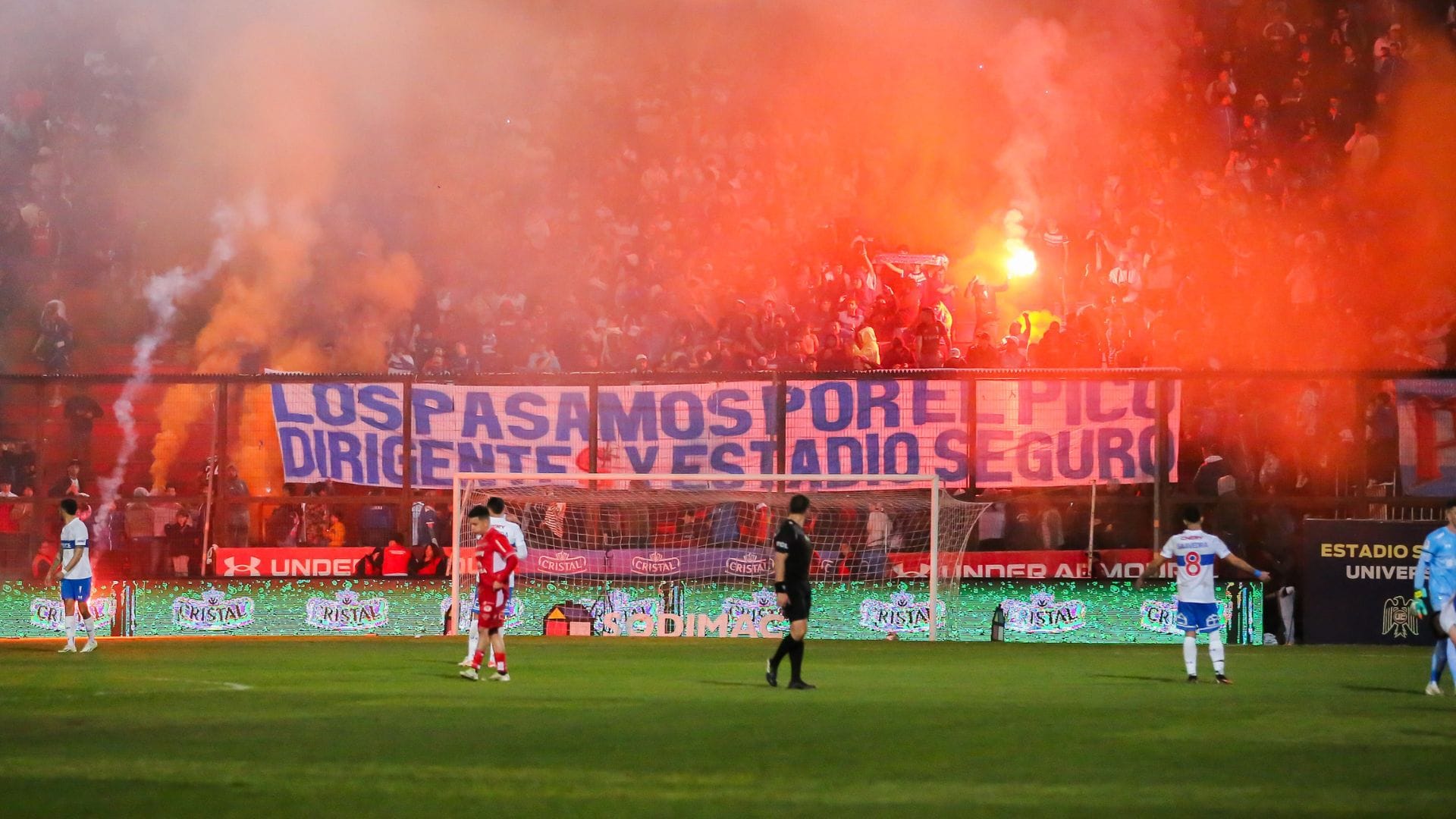 Con incidentes en la galería: Partido entre la Universidad Católica y Ñublense terminó con bengalas en la cancha