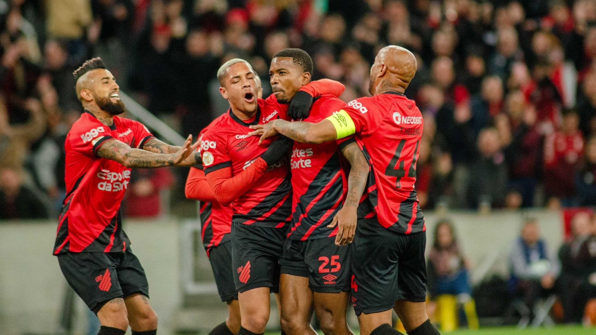 Arturo Vidal jugó un gran partido en el agónico empate del Paranaense