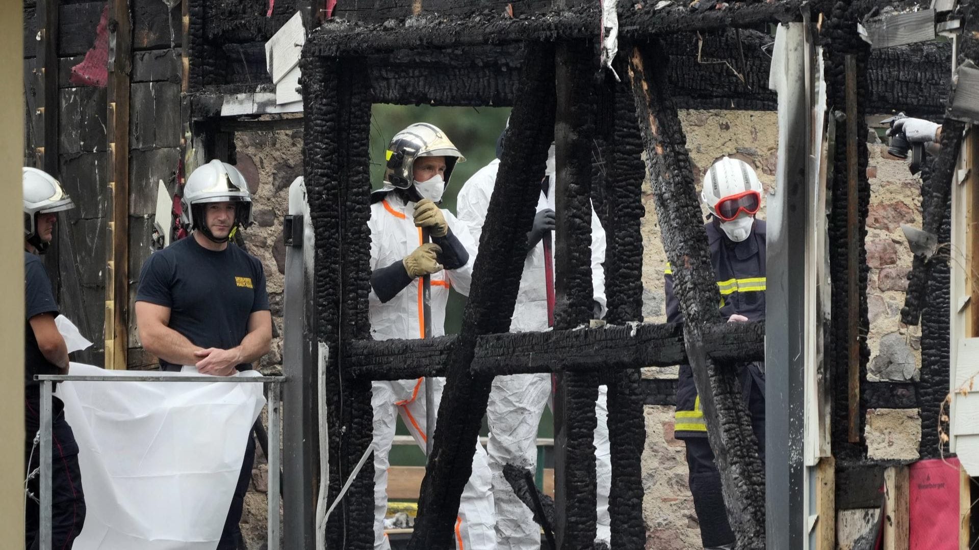 Incendio en albergue deja nueve muertos: Dos personas están desaparecidas tras derrumbe del edificio en Francia