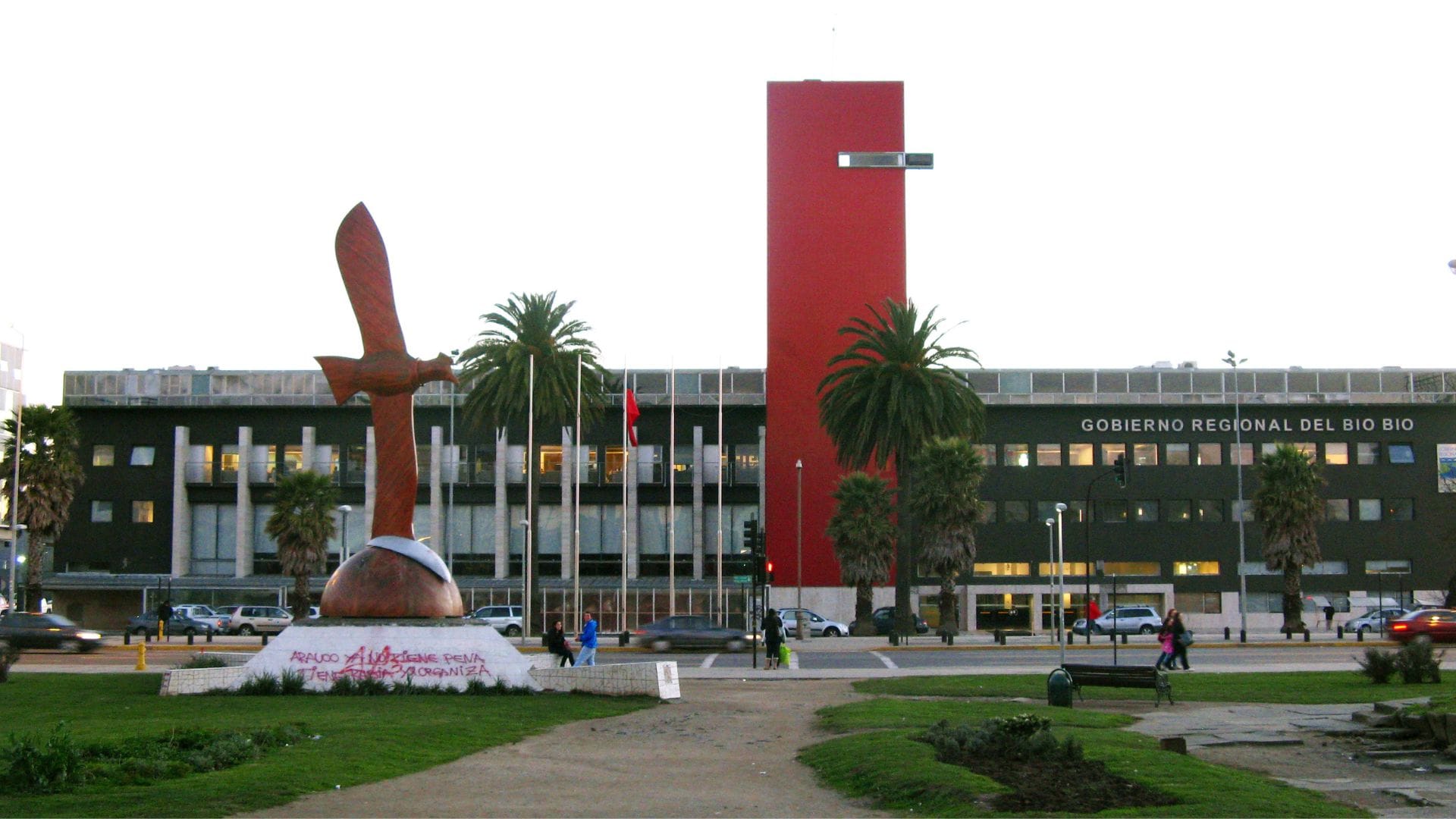 Apuntan con pistola a Carabinero punto fijo que resguarda edificio del Gobierno Regional del Biobío