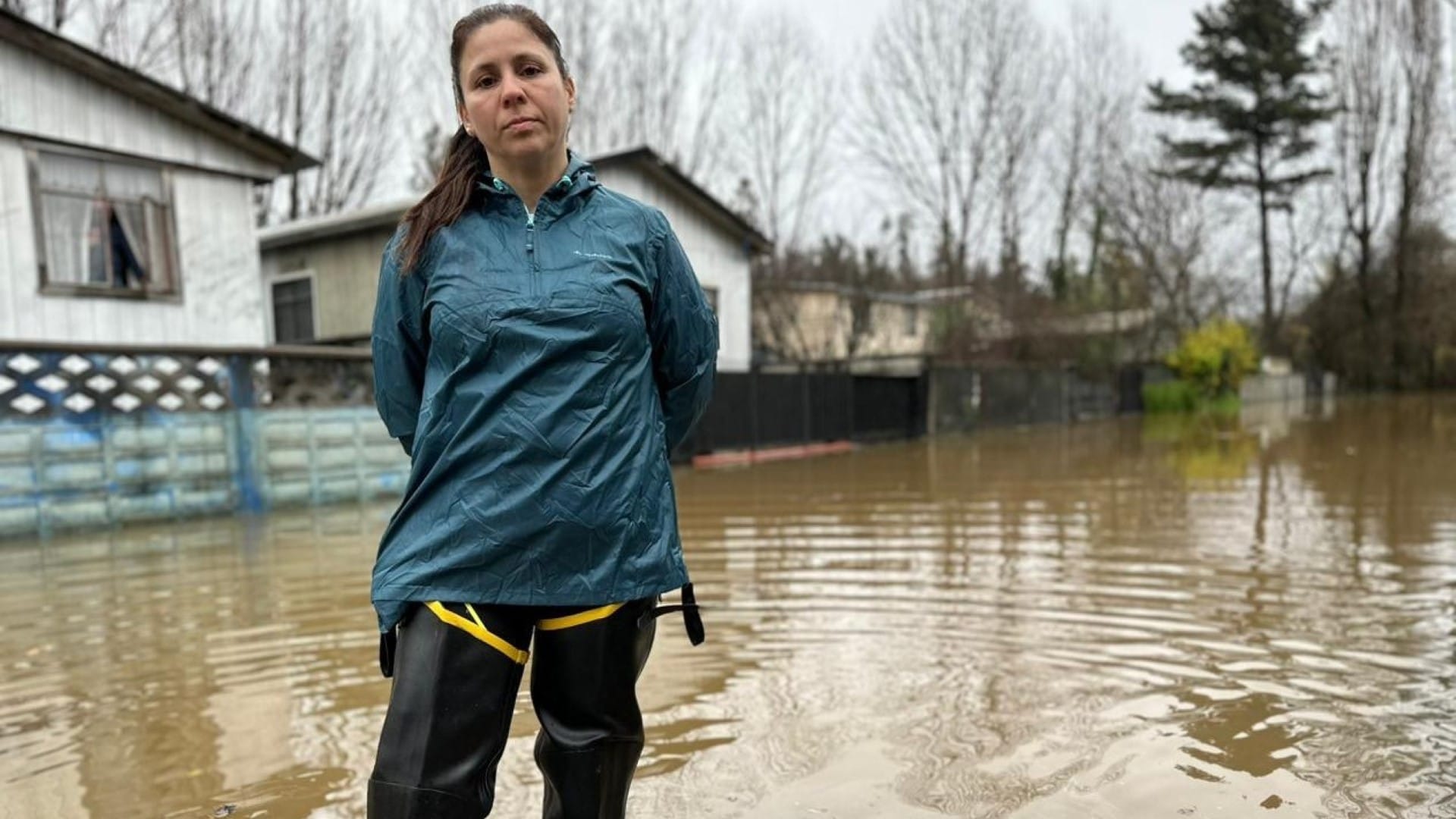 Al menos 30 casas inundadas por desborde del río Biobío en Hualqui: Claman solución definitiva