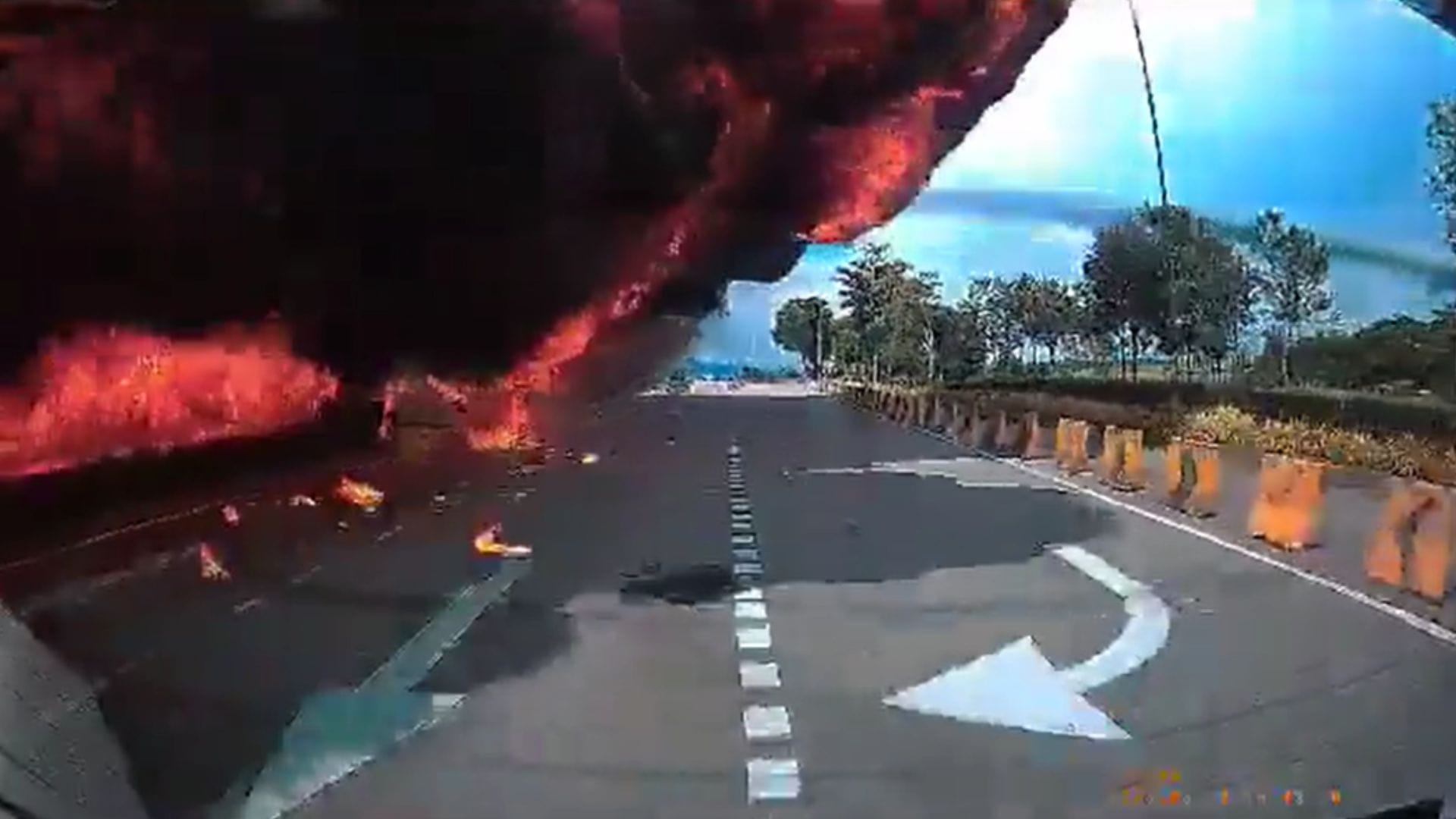 Avioneta cayó en plena autopista e impactó a vehículos: Al menos 10 fallecidos tras impresionante accidente aéreo en Malasia