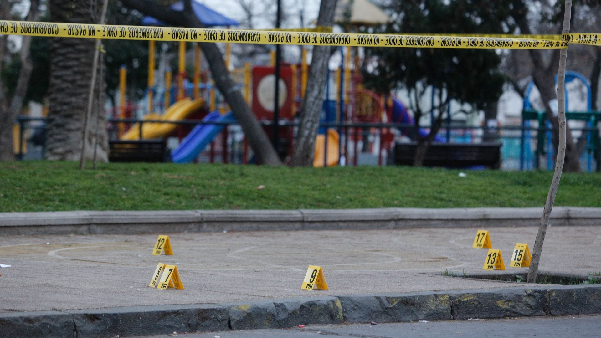 Se hallaron 17 casquillos de bala: Tiroteo tras discusión dejó una persona fallecida y al menos dos heridos en plena plaza en Santiago