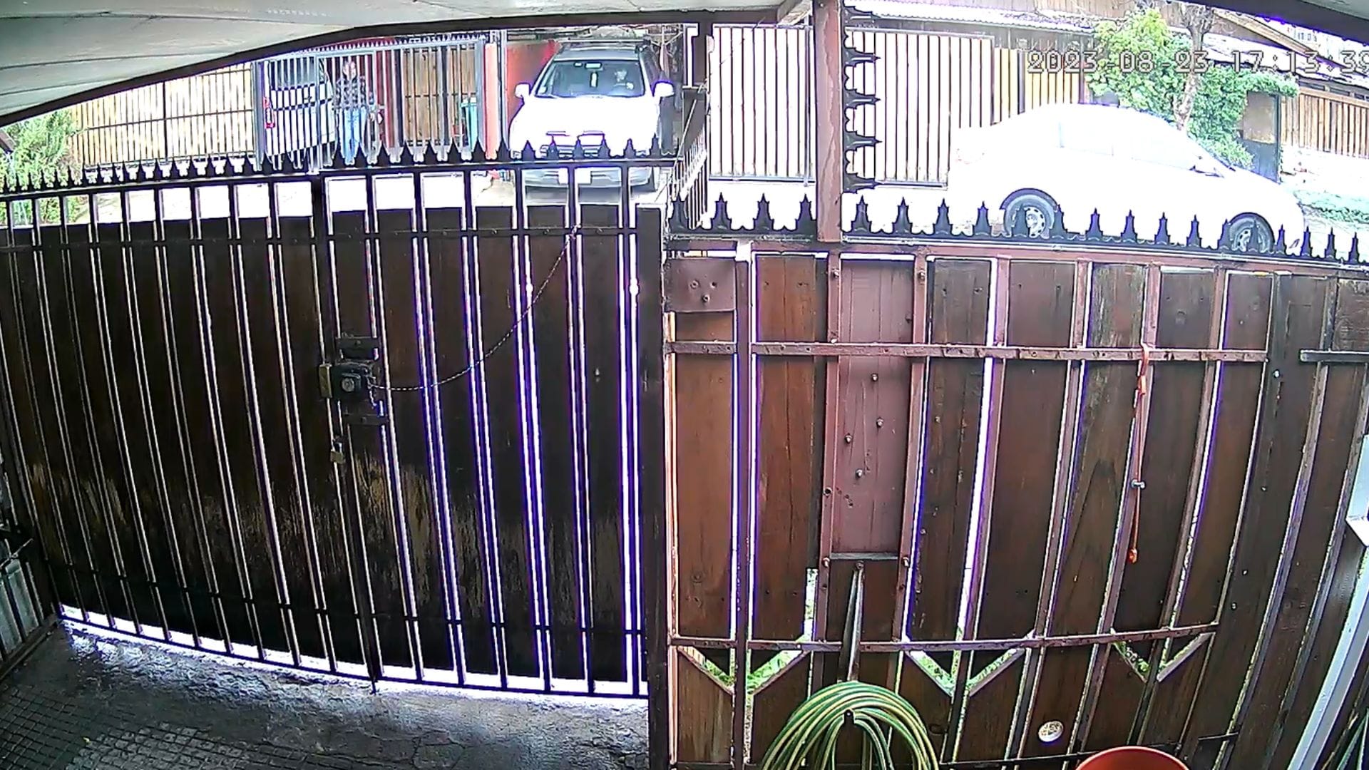 Robaron un auto y electrodomésticos: Jóvenes asaltan con un cuchillo a adulta mayor de 70 años al interior de su casa en La Pintana