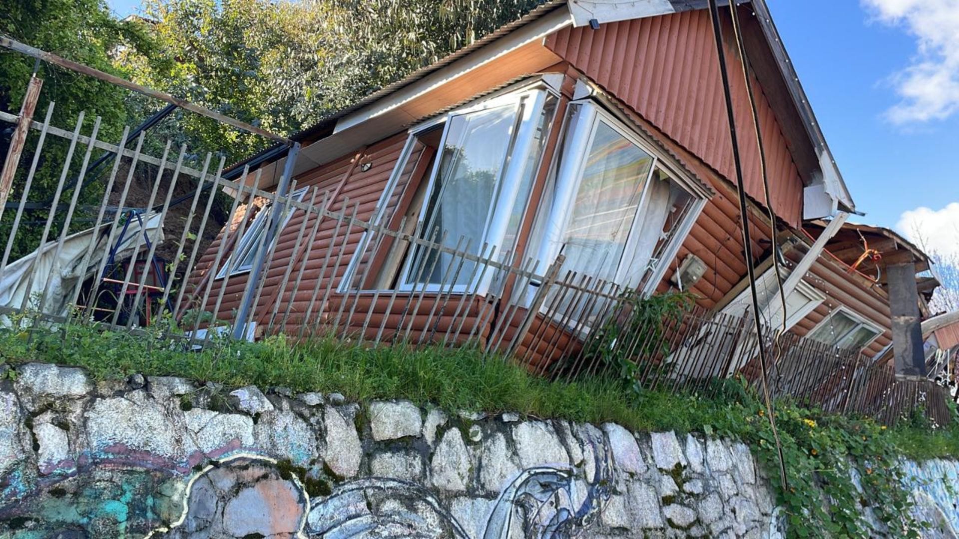 Derrumbe en cerro de Tomé deja una casa completamente destruida: Evacúan viviendas del sector