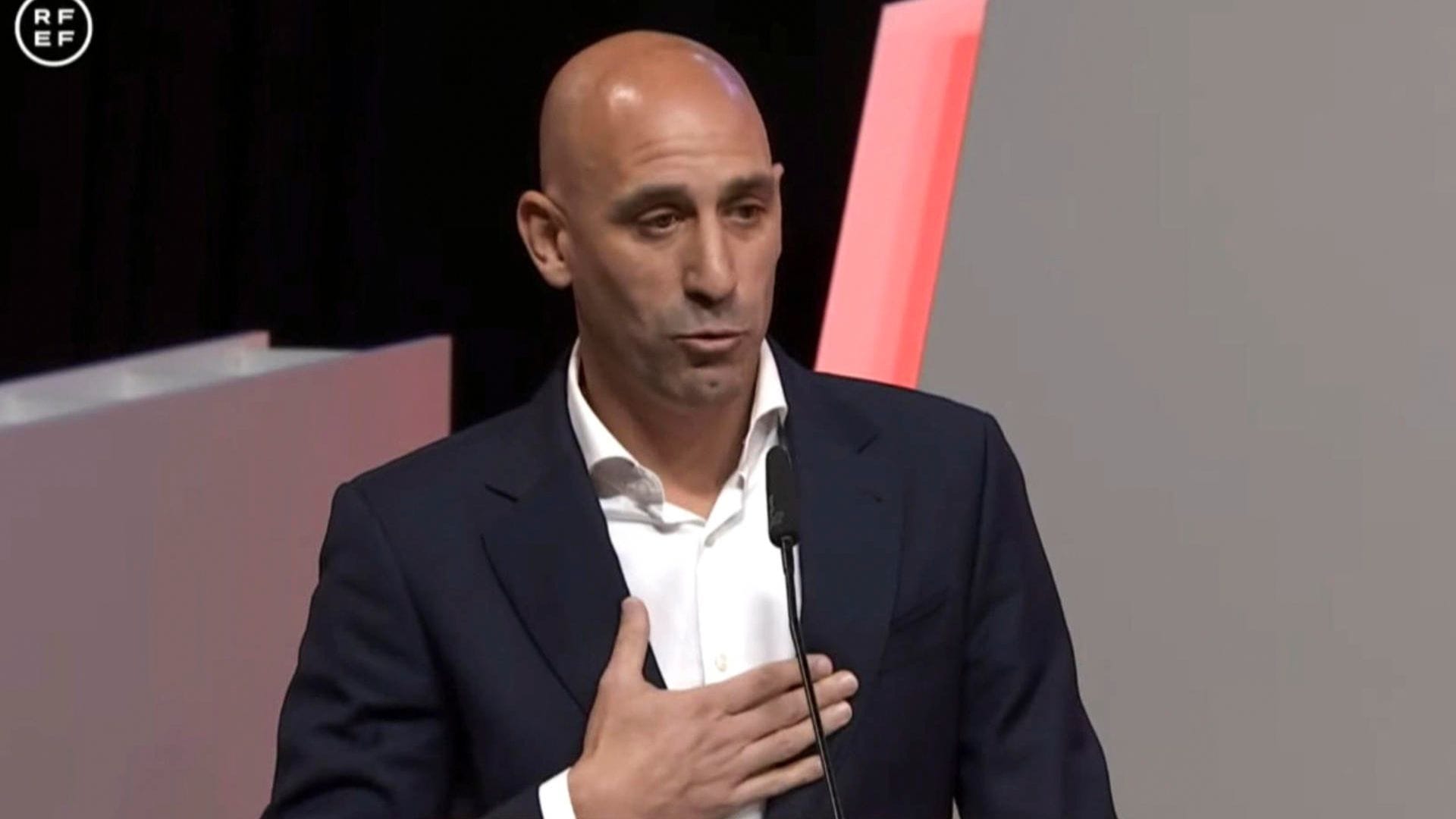 Indignación por dichos de Luis Rubiales sobre beso a jugadora: Aseguró que fue “espontáneo, mutuo, eufórico y consentido”