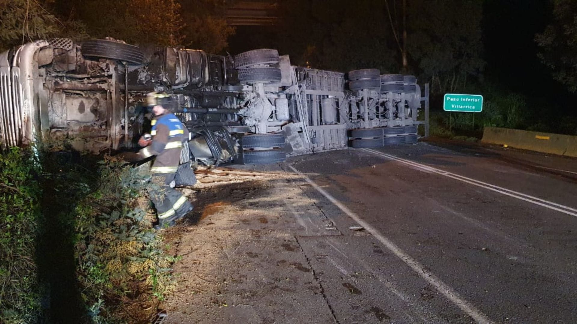 Bypass Penco Lirquén se encuentra cerrado por accidente de tránsito: Camión volcó y cortó la ruta