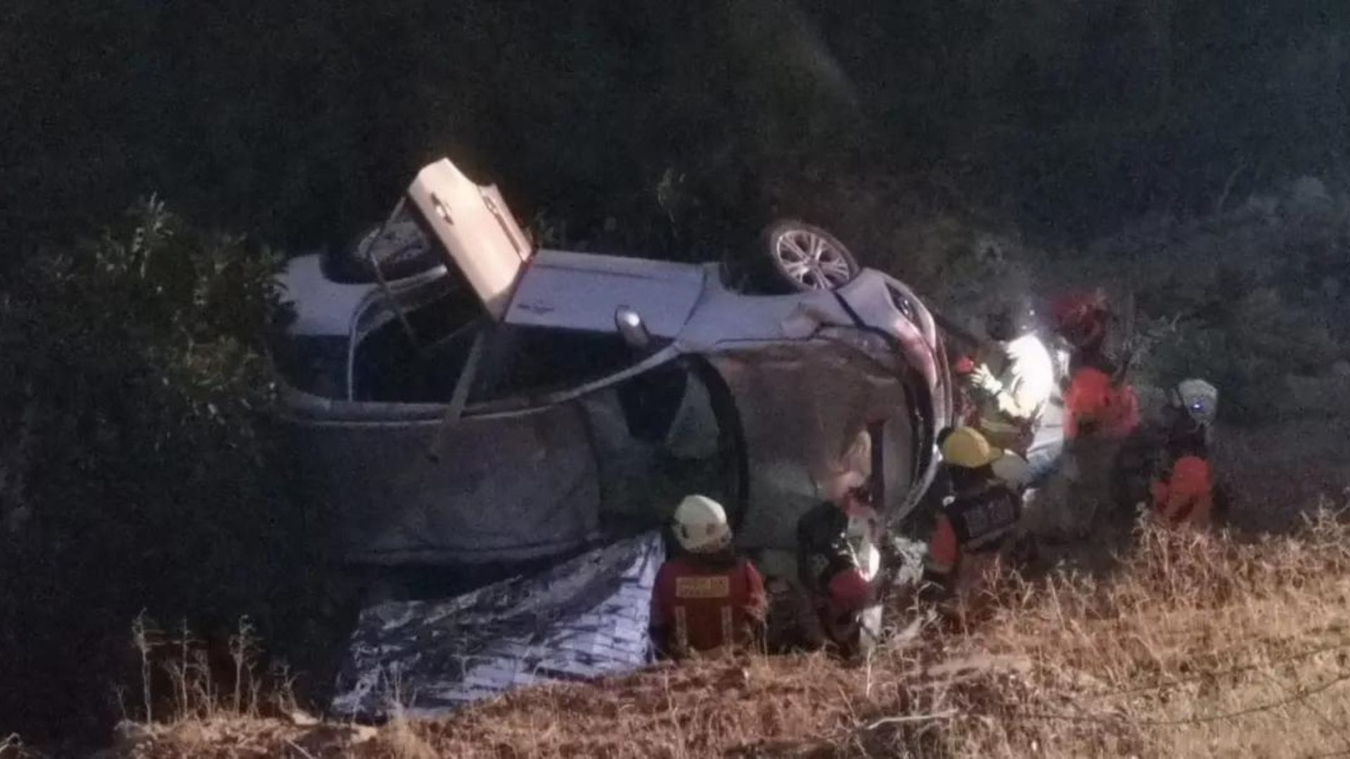 Auto se desbarrancó: Dos mujeres fallecen y tres personas resultan heridas tras fatal accidente de tránsito en ruta de Monte Patria