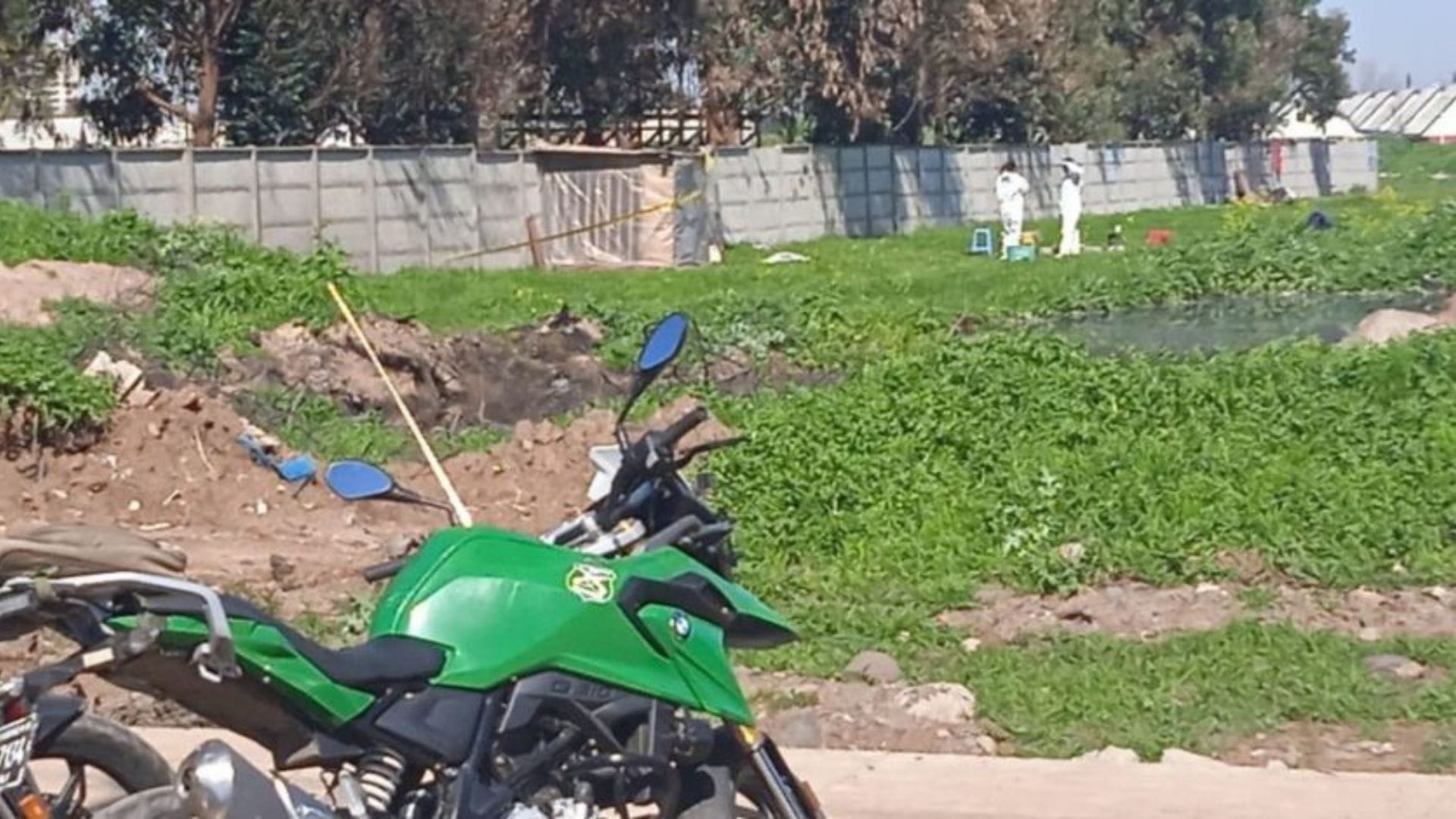 Macabro hallazgo a plena luz del día: Encuentran cadáver de hombre adulto a metros de una cancha deportiva en Talca