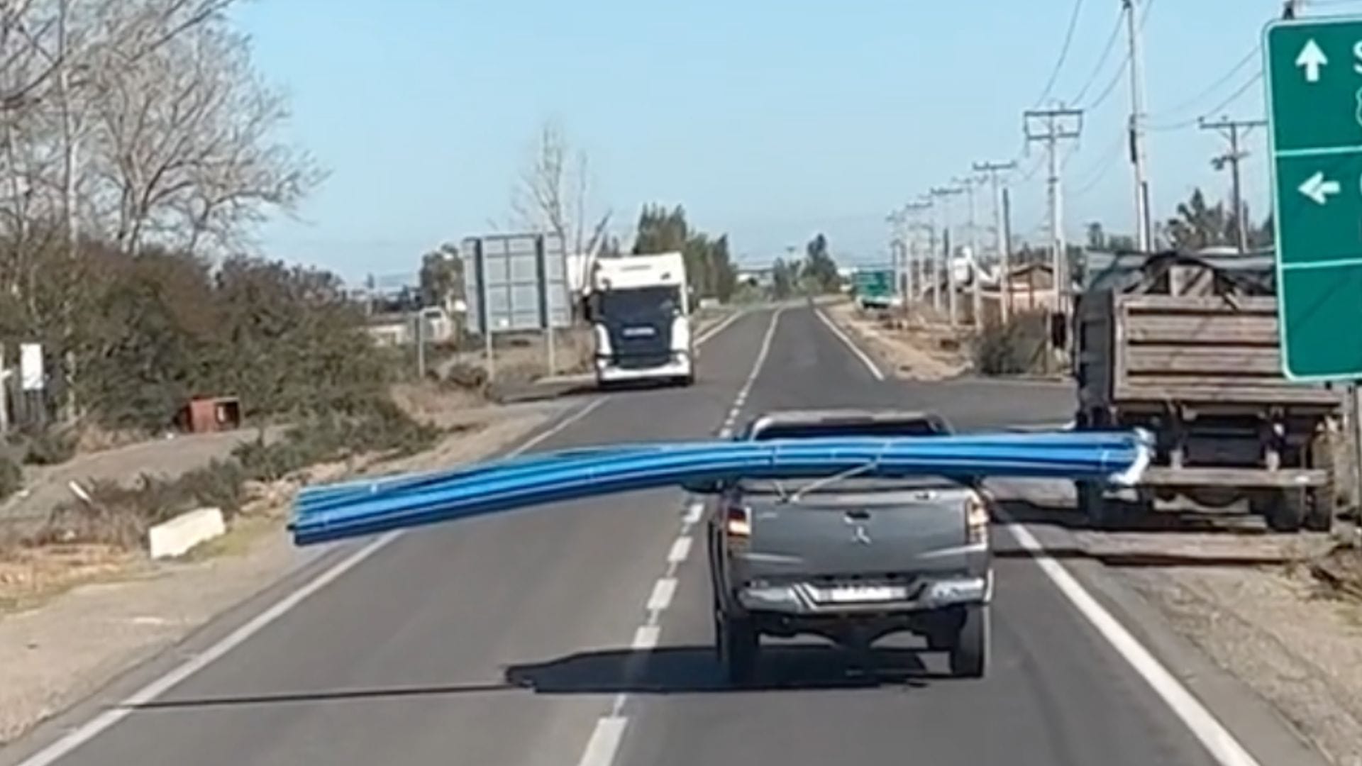 Captan a conductor de camioneta que bloqueó las dos pistas de la ruta por insólita forma de transportar tubos de PVC en Ovalle