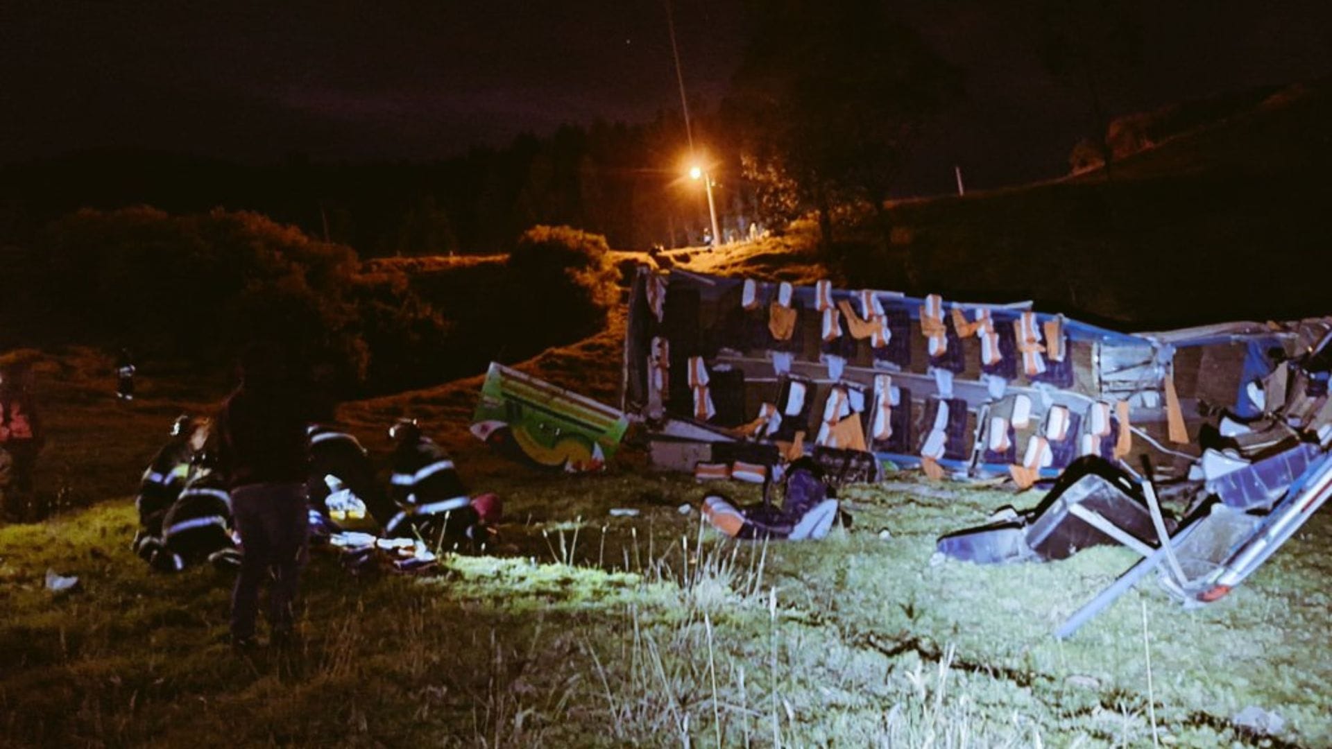 Cayó a una quebrada: Cinco pasajeros fallecidos y ocho heridos deja trágico accidente de un bus interprovincial en Ecuador