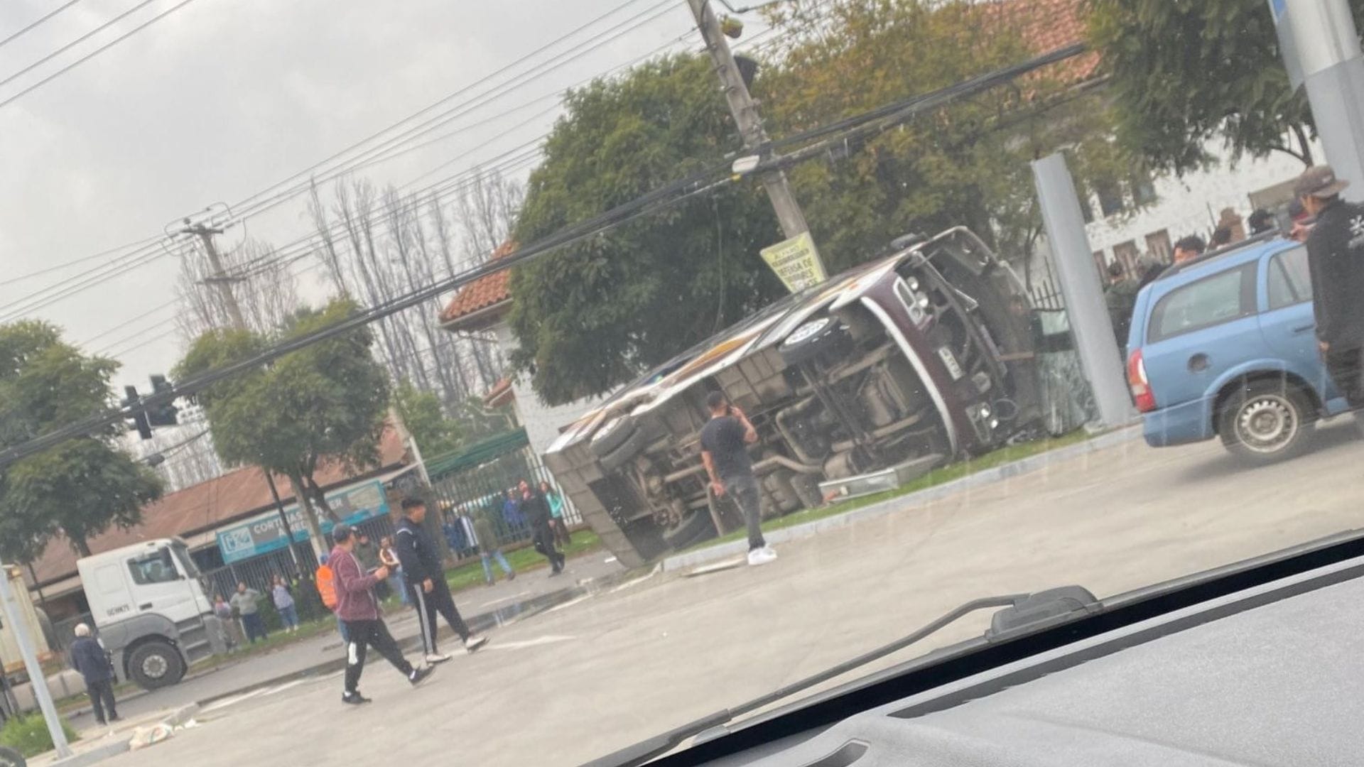 Al menos 16 heridos por accidente de tránsito: Bus colisionó con camión y terminó volcado al costado de una bencinera en Peñaflor