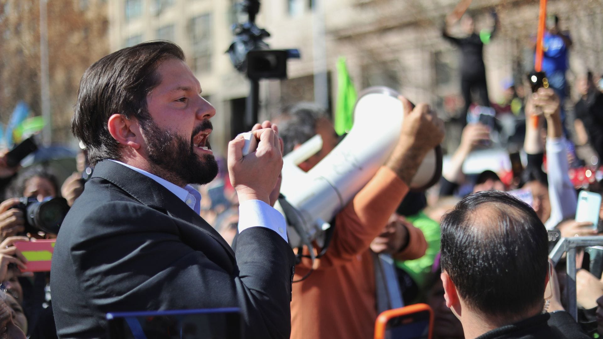 Boric se salta el protocolo e interviene con megáfono en mano ante protesta afuera de La Moneda