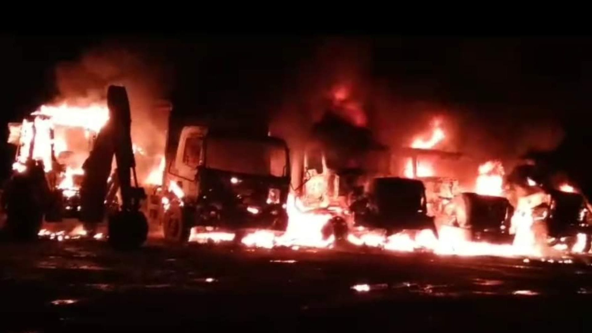 Un herido y al menos 20 vehículos afectados deja atentado incendiario en la región de Los Ríos