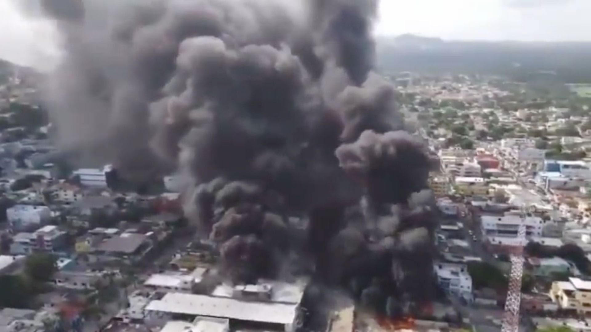 Incendio está activo: Al menos 10 fallecidos y decenas de heridos tras explosión que destruyó un mercado en República Dominicana