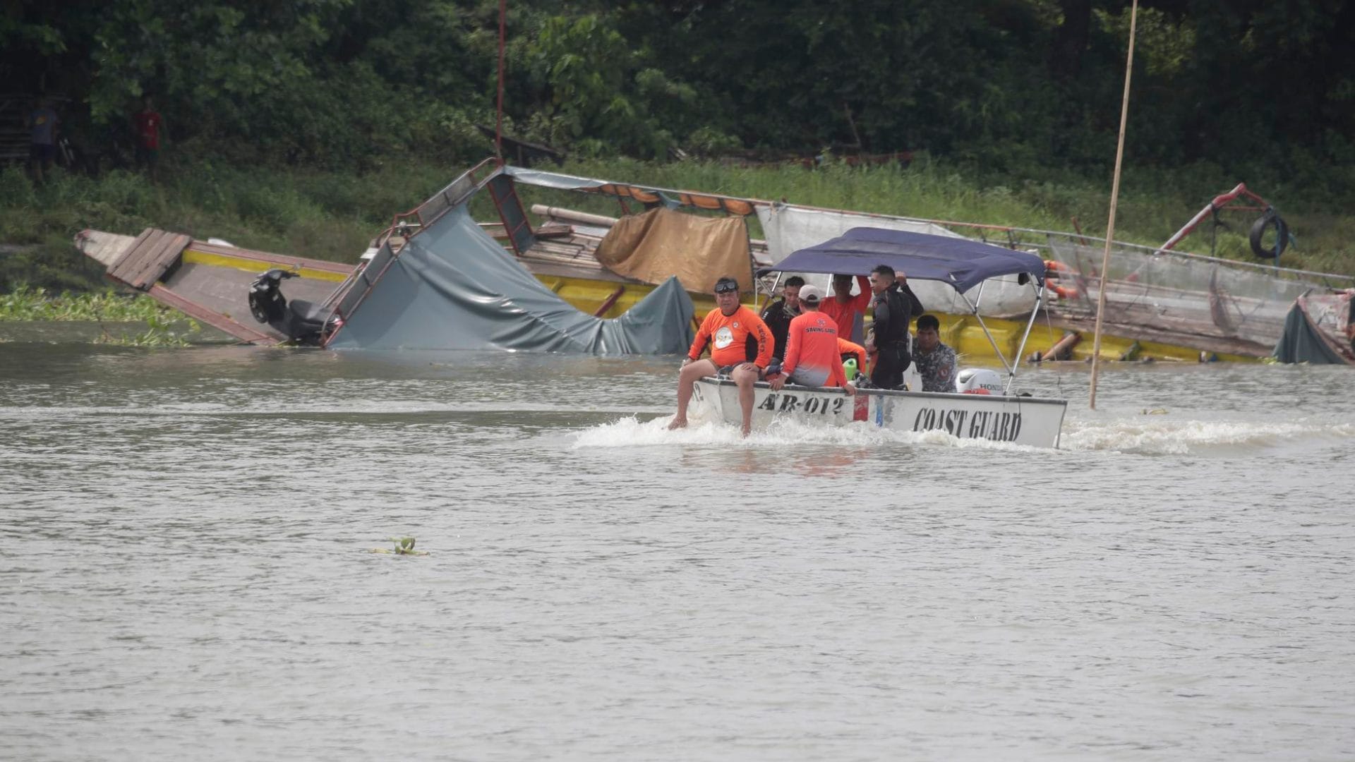 Mueren 25 personas tras volcar una embarcación en el lago Victoria en Uganda