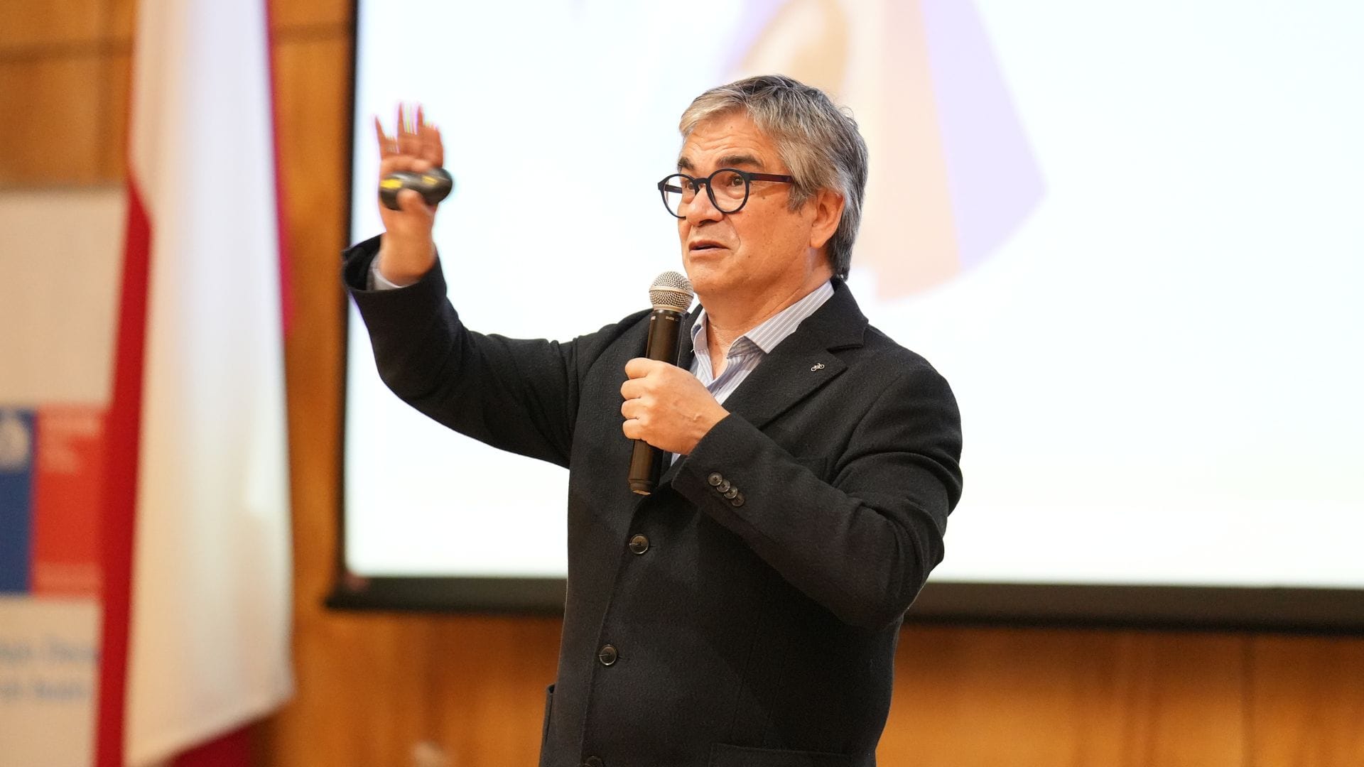 Ministro Marcel en Concepción: Explicó el impacto que tendrá en Chile la baja de la tasa de interés que anunció China