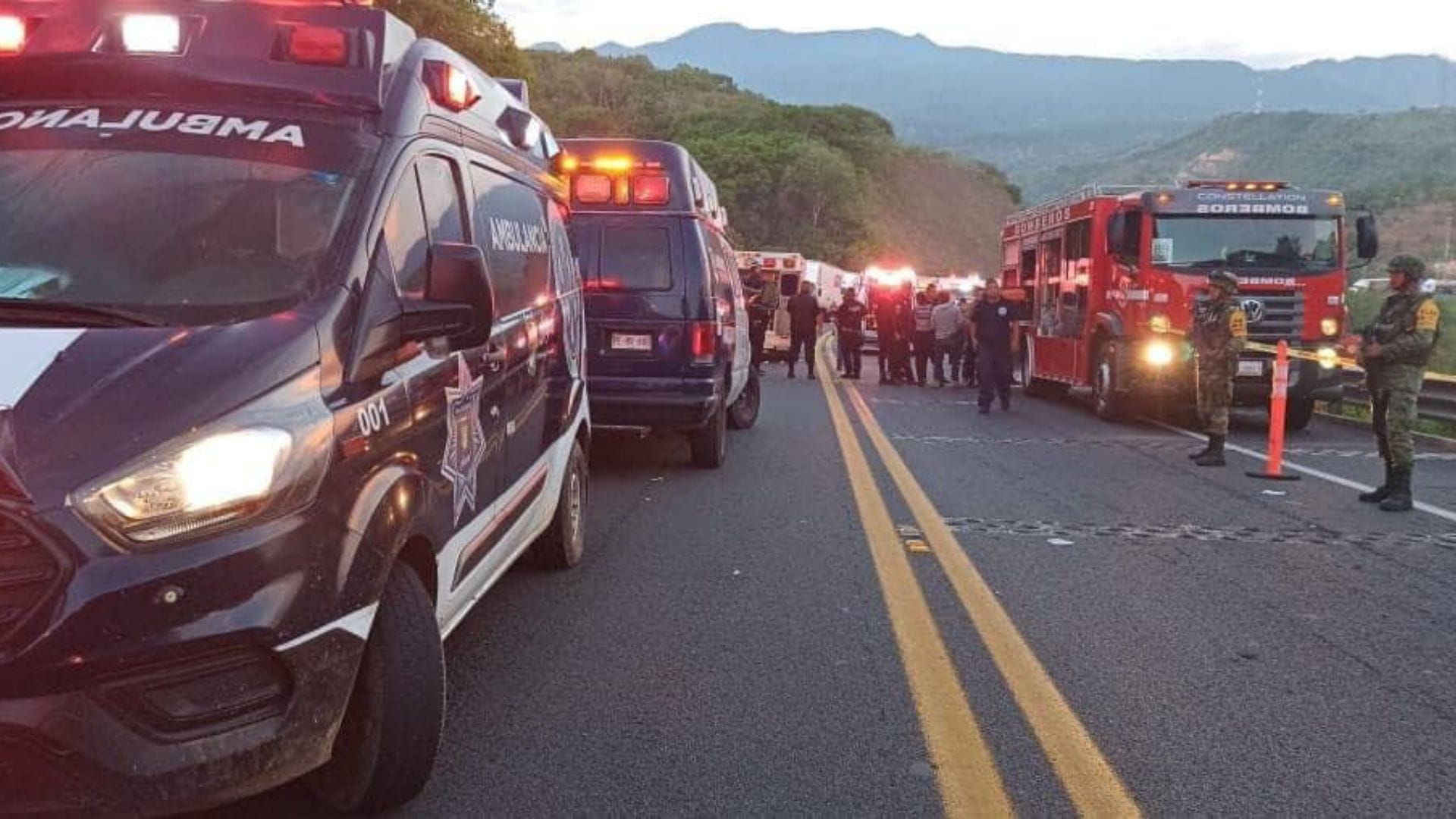 Bus con pasajeros cayó en un barranco: Accidente dejó 15 fallecidos y 21 heridos en México