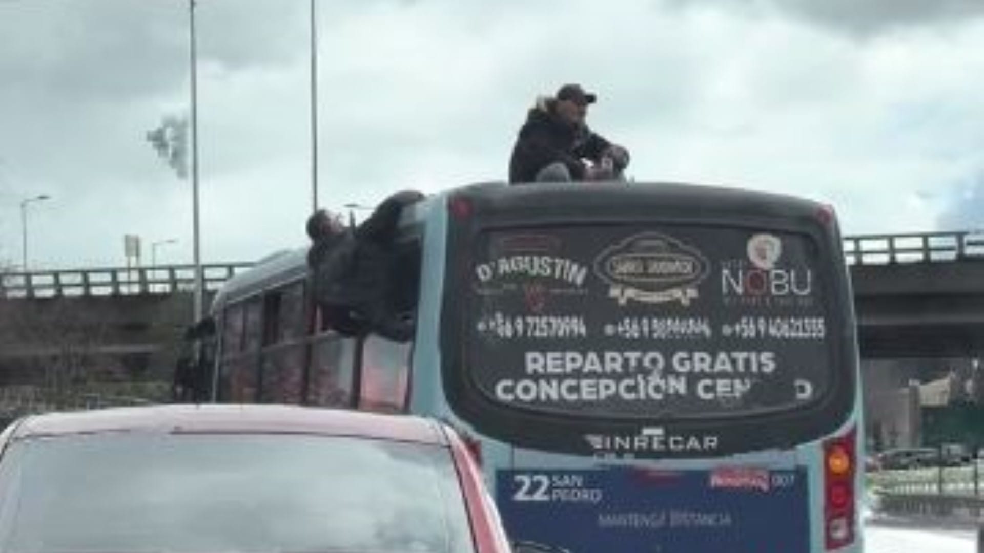 “Simplemente Concepción”: Un “pasajero” se sentó arriba de la micro durante cortejo fúnebre