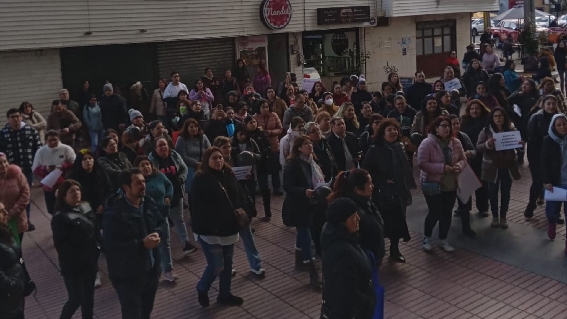 Apoderados de distintos colegios de Coronel protestan en municipalidad: Piden mejor calidad