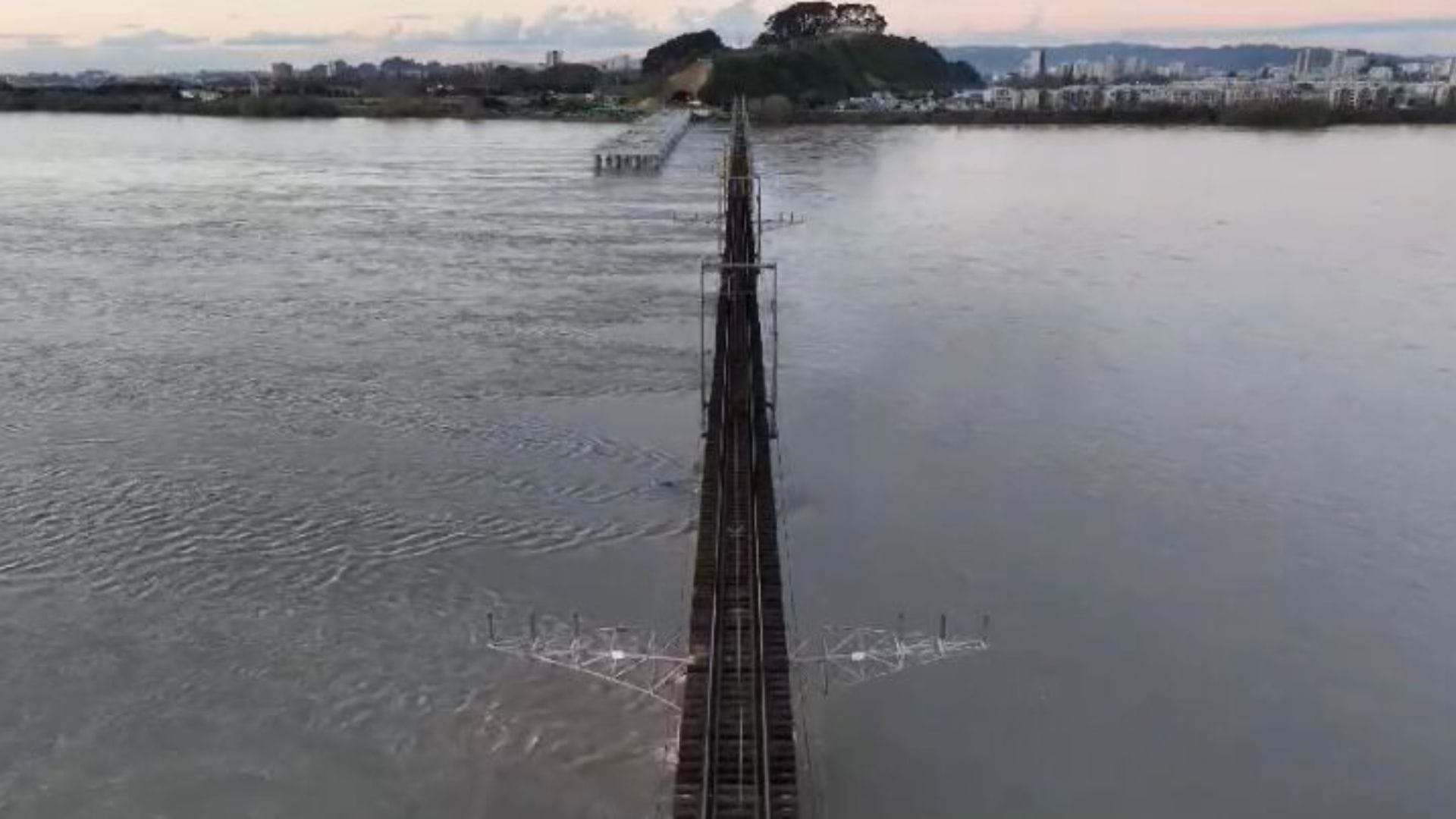 Alteración se detectó a la altura de una de las cepas del Puente Ferroviario: EFE Sur activó plan técnico y dispuso de buses de transbordo