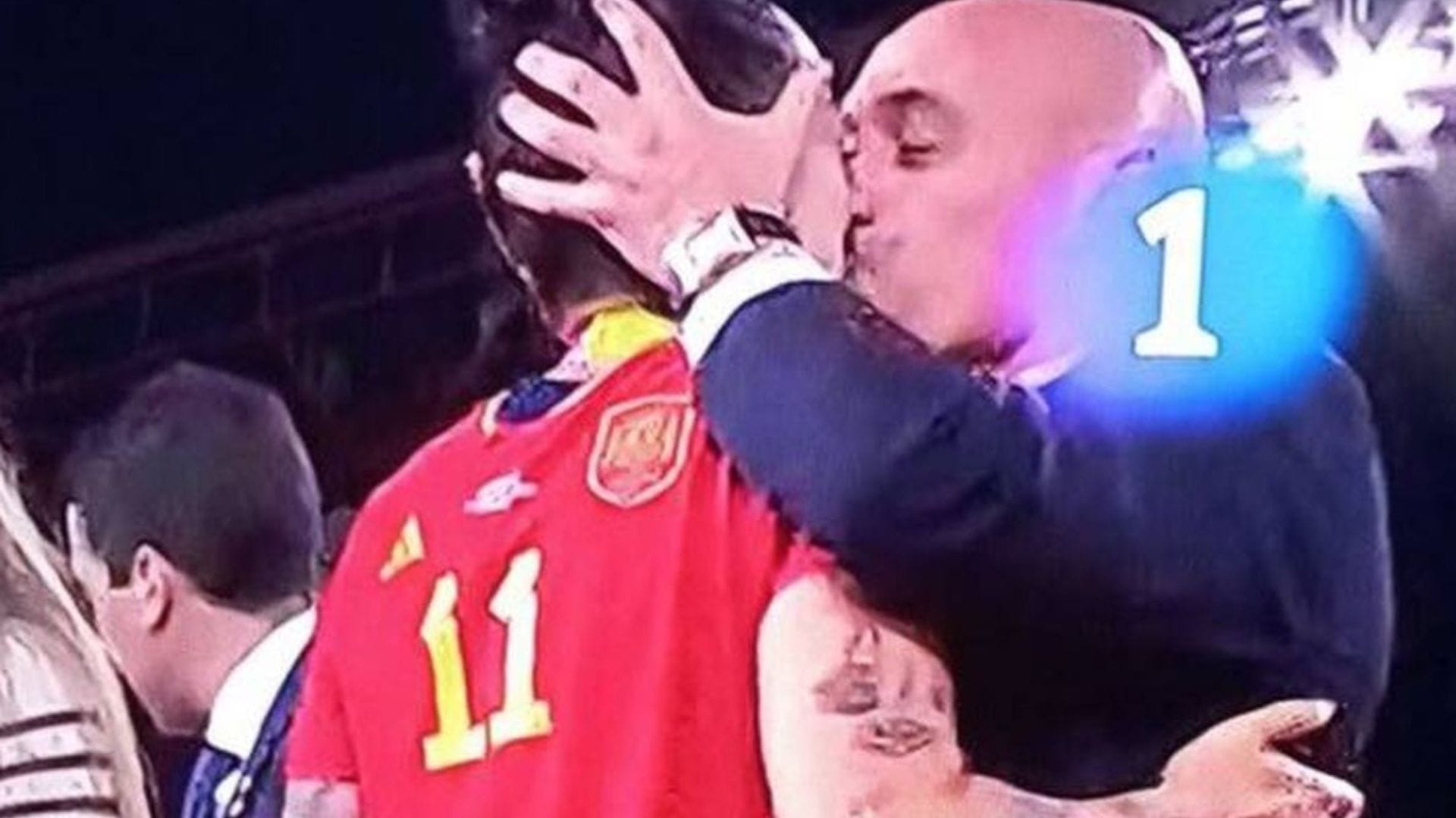 Presidente de la Real Federación Española se disculpó tras besar a jugadora ganadora del Mundial