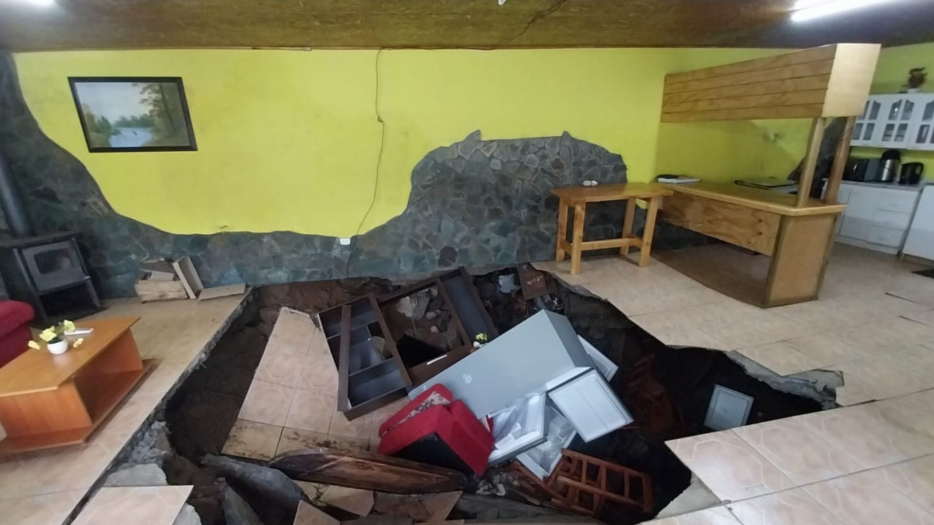 Gigantesco socavón al interior de casa en Los Morros de Coliumo