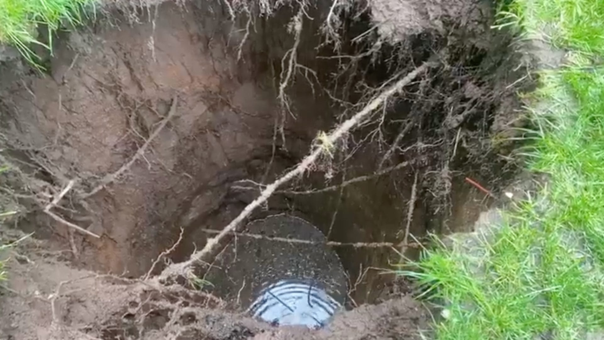 Tierra cedió producto del sistema frontal: Socavón aparece en el patio de una casa en La Reina