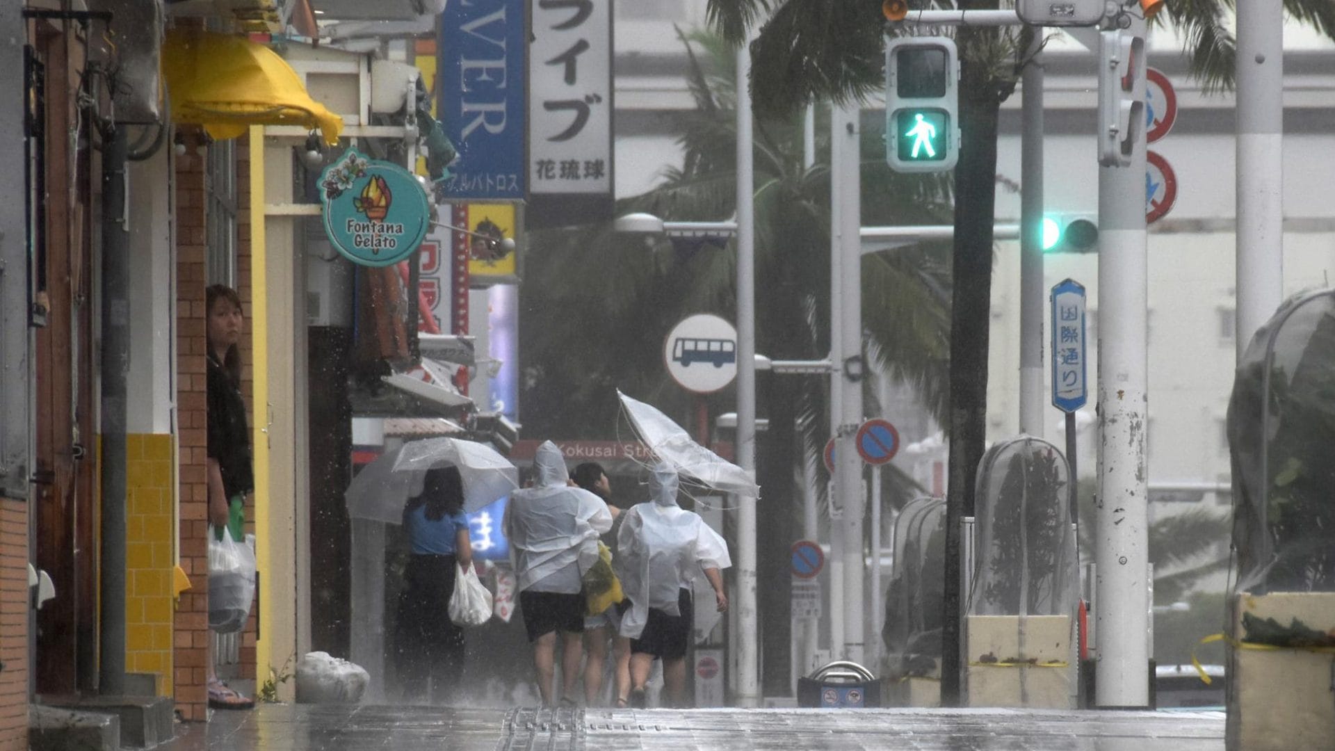 Un fuerte tifón paraliza el tráfico aéreo en el sur de Japón
