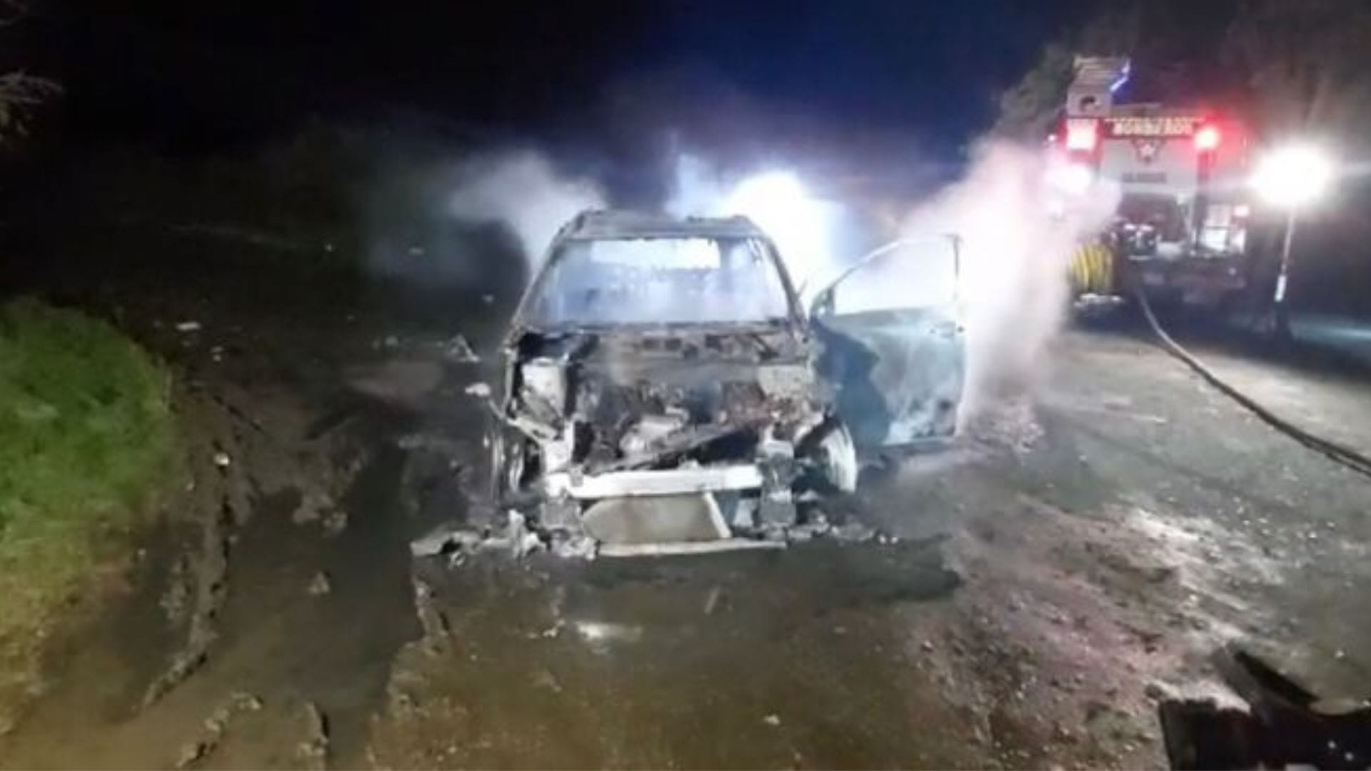 Habían disparado a Carabineros minutos antes: Desconocidos quemaron vehículo en ruta que une Victoria con Ercilla
