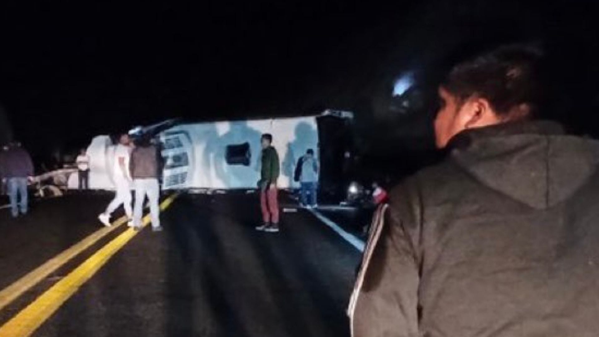 Al menos 15 muertos y 36 heridos dejó choque de bus contra tráiler en ruta al sur de México