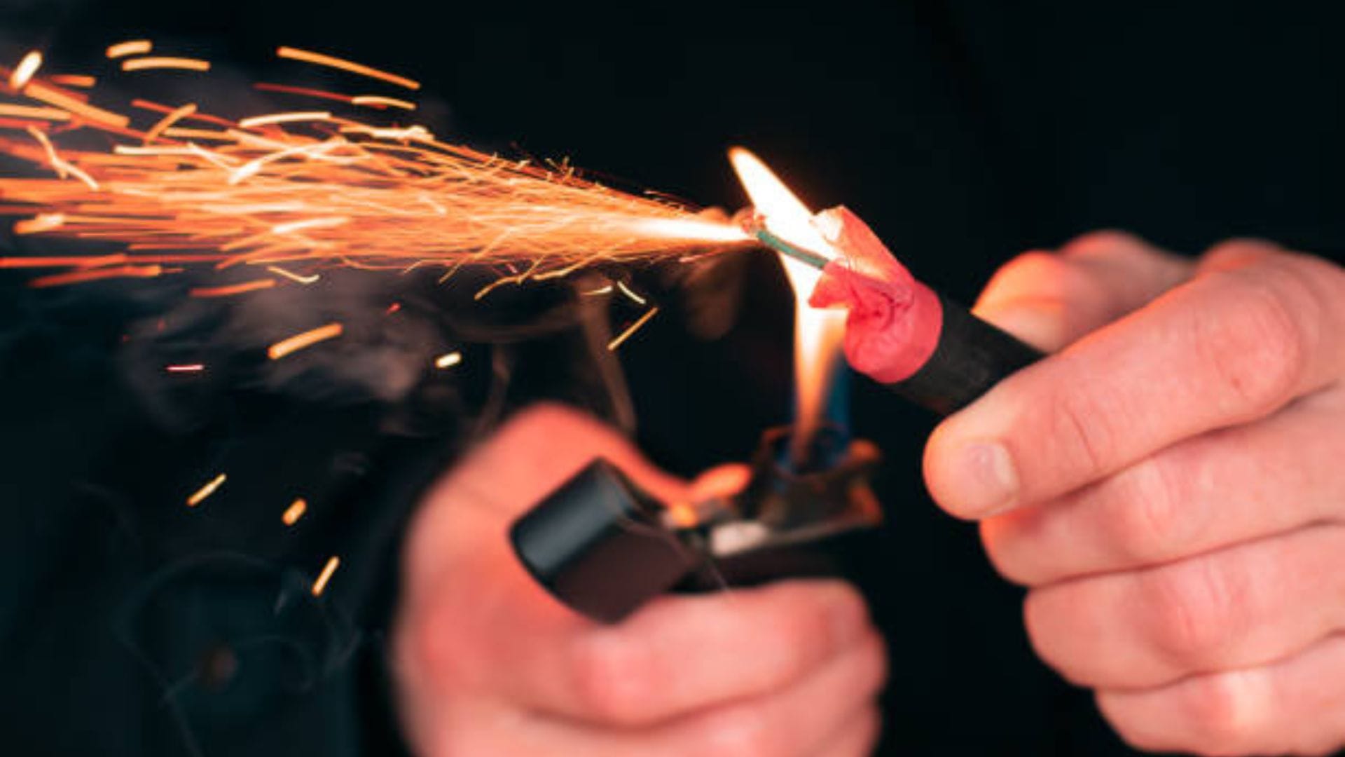 Hombre estaba “molesto” con su vecino y lanzó fuegos artificiales al interior de su casa en Estados Unidos