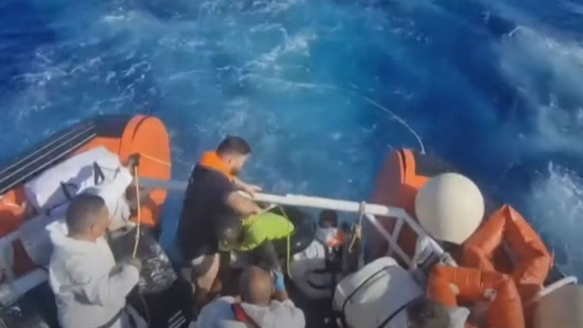 41 personas murieron tras naufragio en isla al sur de Italia: Embarcación volcó y hay cuatro sobrevivientes