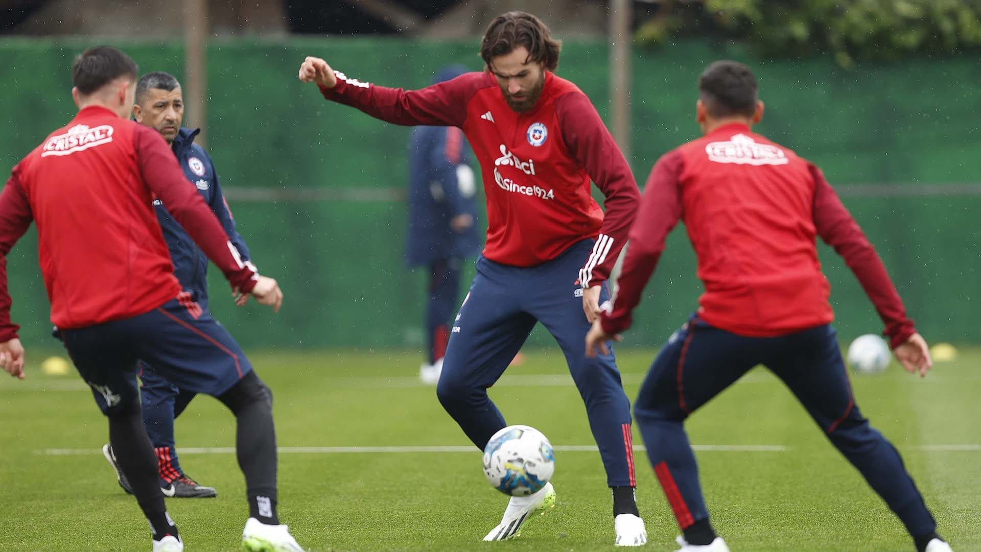 El penquista Ben Brereton luce con honor la Roja y ya comienza a acortar la brecha idiomática