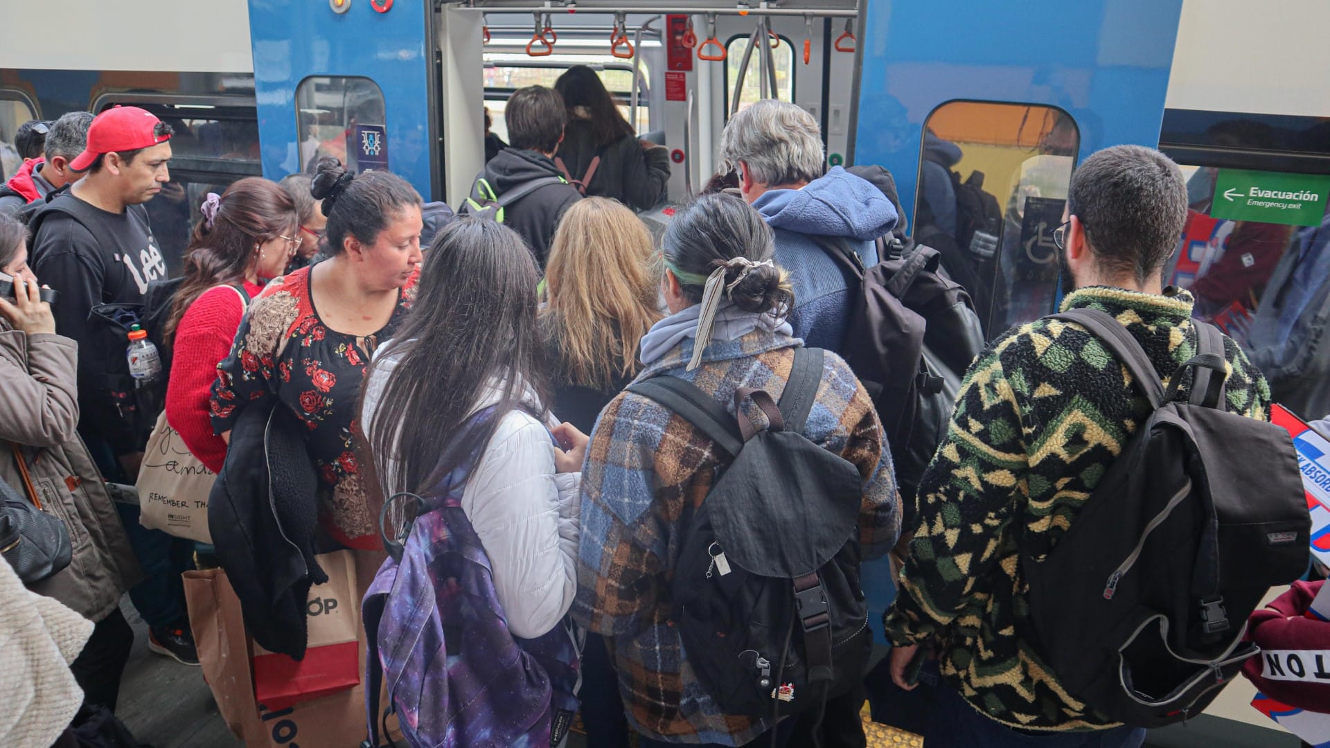 Alta afluencia de pasajeros genera retrasos en servicio del Biotren