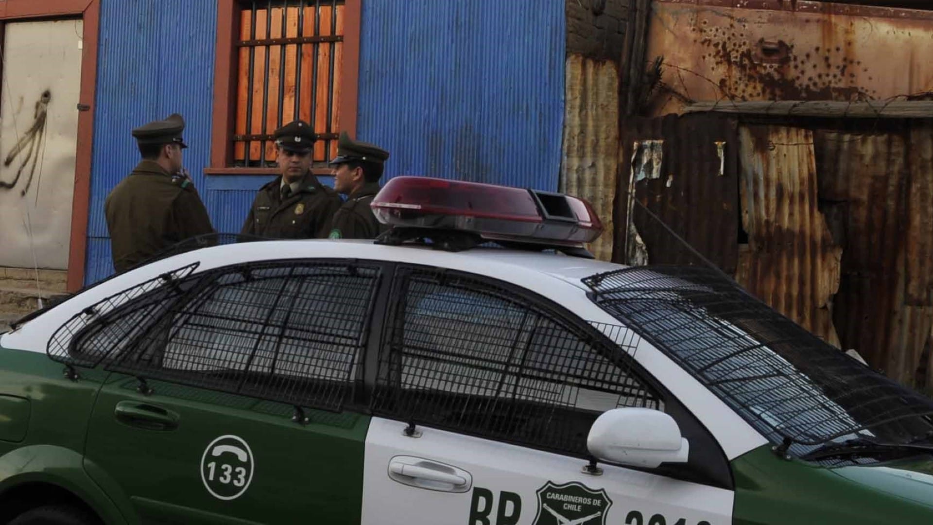 Encuentran sin vida a madre e hijo en el patio de un domicilio en Lota