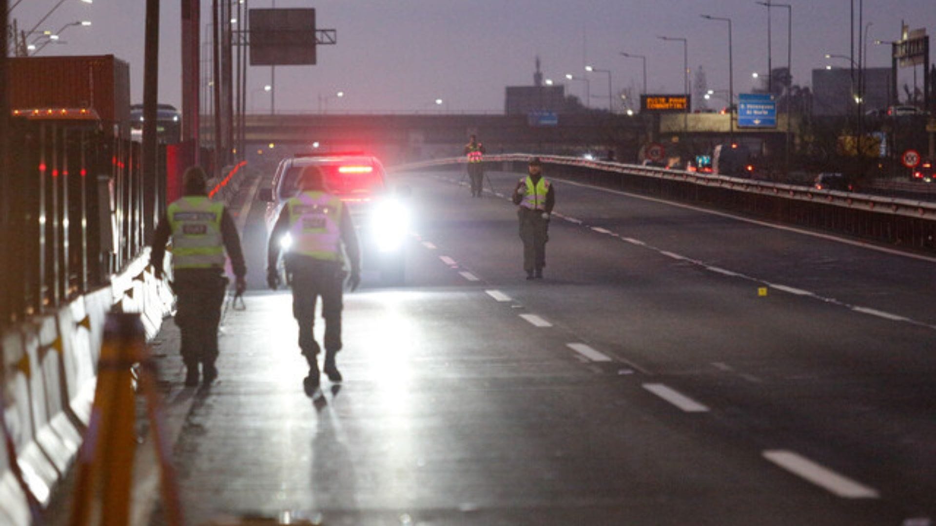 Joven murió tras chocar en Conchalí: Impactó camioneta que realizaba labores de mantención en Autopista Vespucio Norte